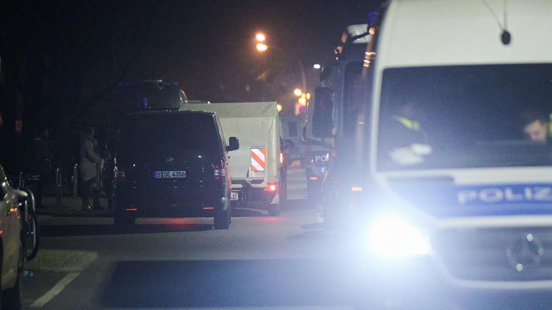 Ein Fahrzeug der Polizei mit einem Spezialanhänger (grau) für den Abtransport eines gefährlichen Gegenstands fährt in die Sebastianstraße.