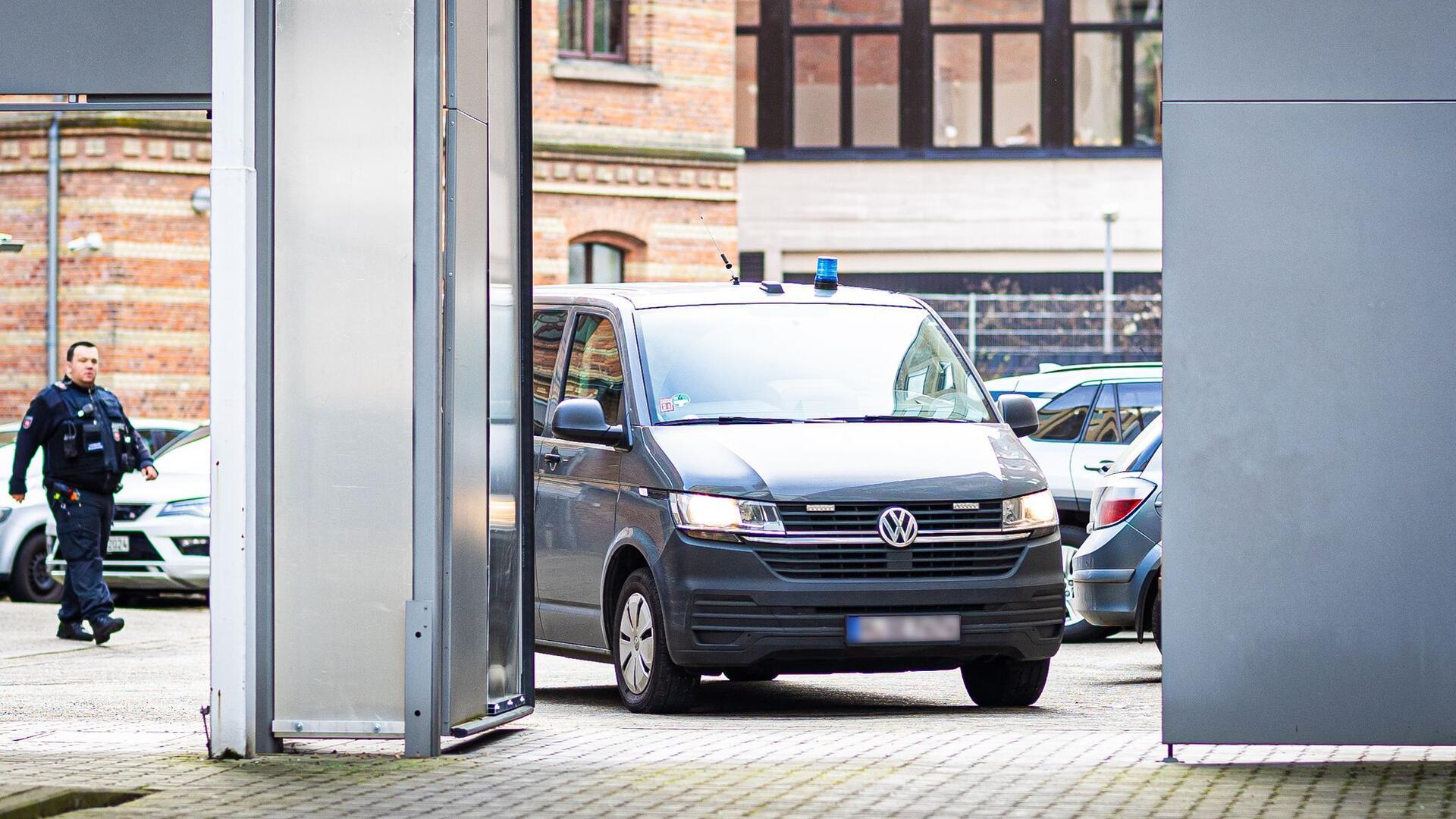 Ein Fahrzeug verlässt mit dem Angeklagten Christian B. einen Innenhof vom Landgericht.