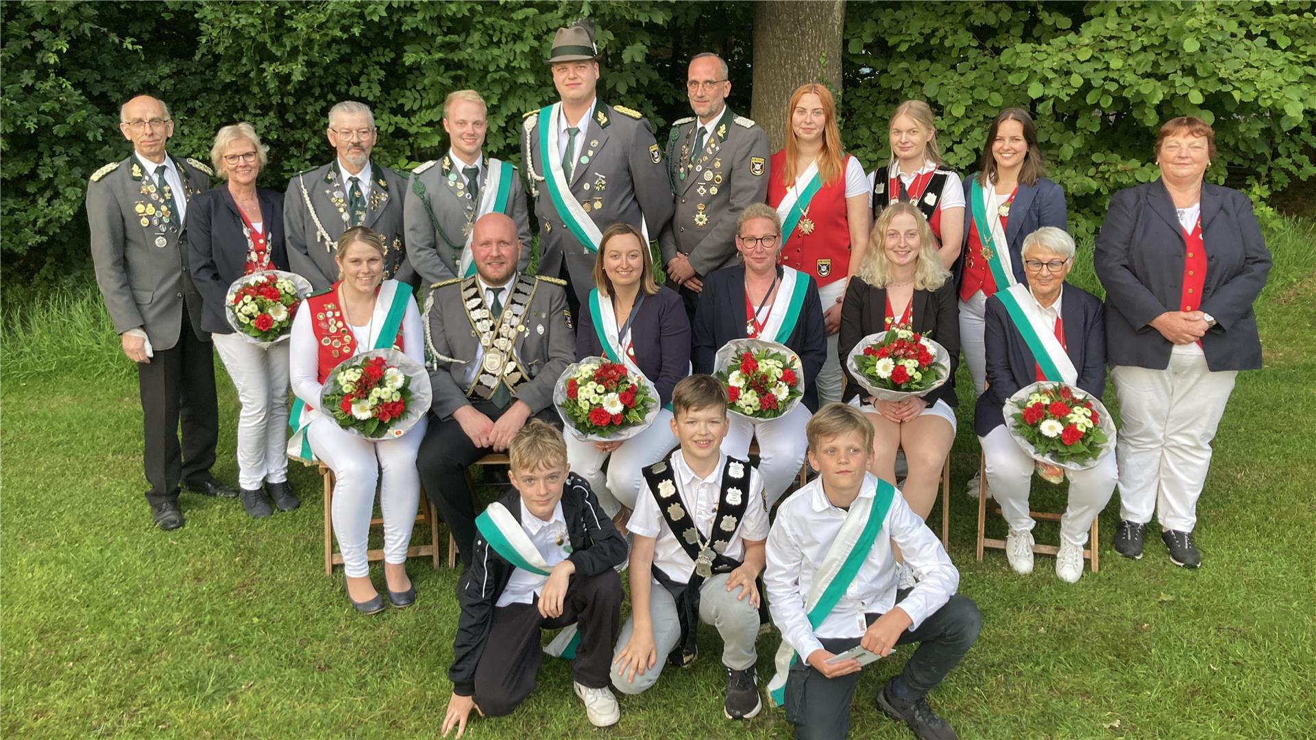 Ein Fest für den Zusammenhalt: Die Elsdorfer Schützen freuen sich über das neue Königshaus.