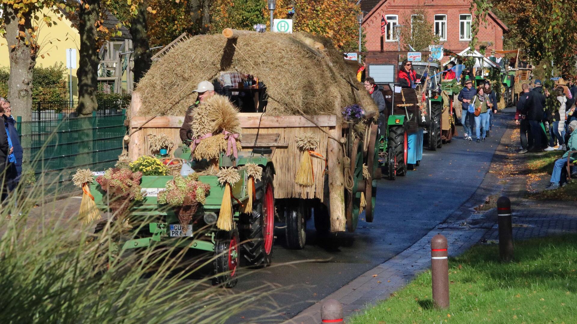 Ein Festumzug mit mehr als 30 Wagen bewegte sich durch Uthlede. Vorn im Bild der Siegerwagen aus Driftsethe.