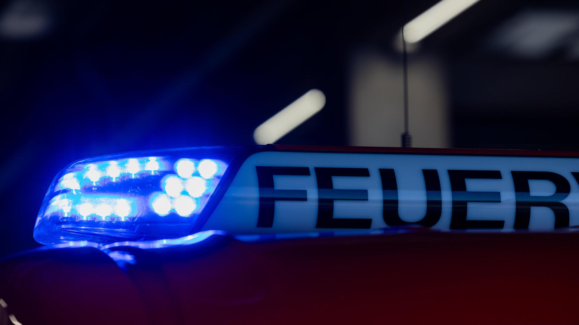 Ein Blaulicht leuchtet auf einem Feuerwehrwagen.