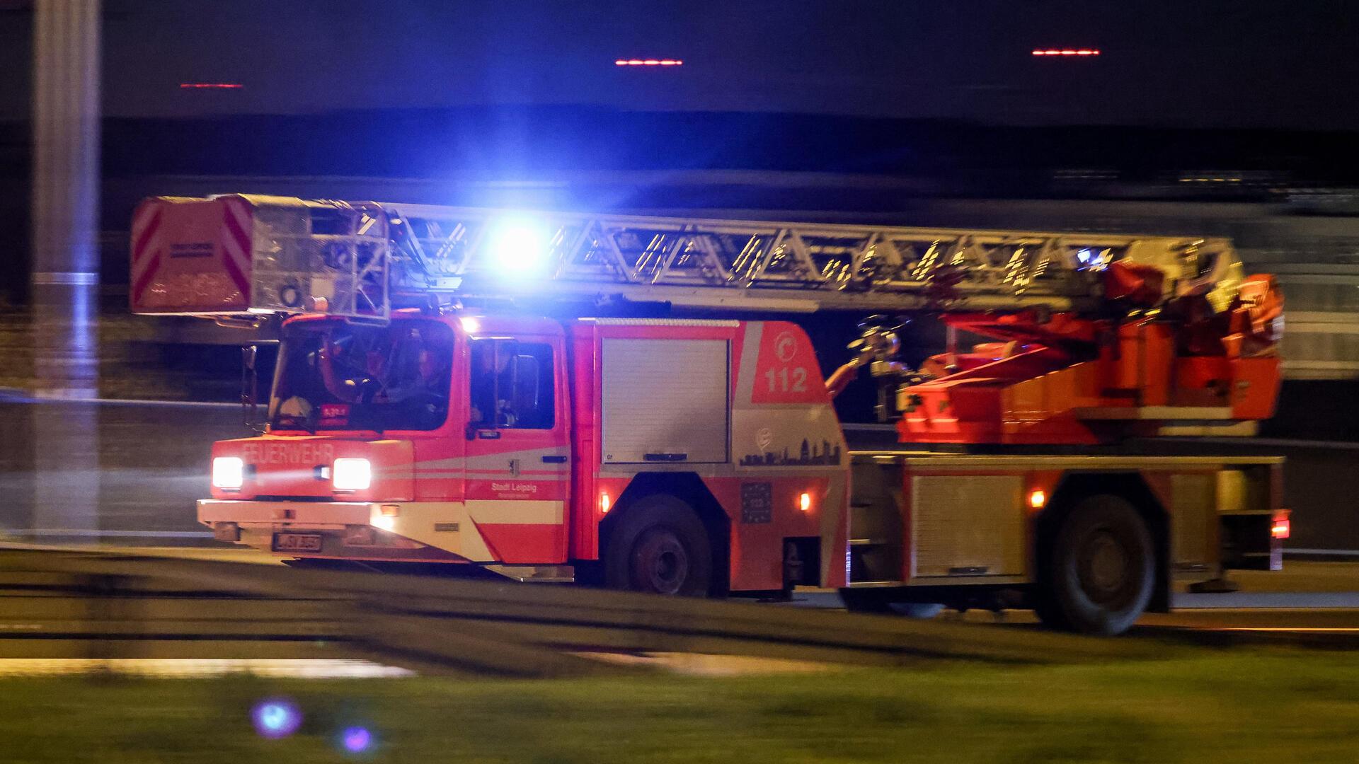 Ein Feuerwehrauto auf dem Weg in den Einsatz.