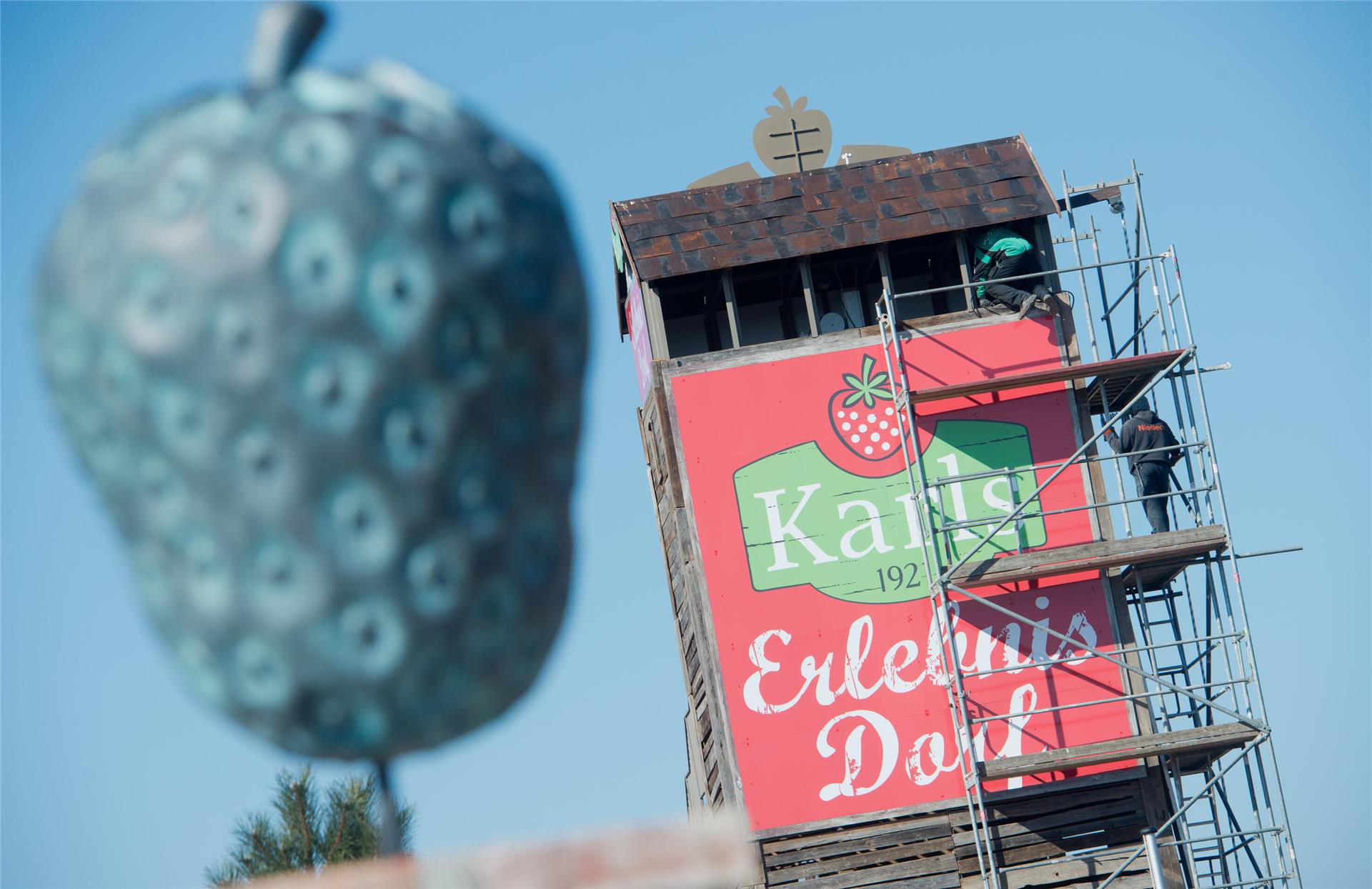 Ein Freizeitpark der ungewöhnlichen Art: So wie hier in Koserow auf der Insel Usedom wird "Karls Erlebnis-Dorf" auch bald in Loxstedt die Massen locken.