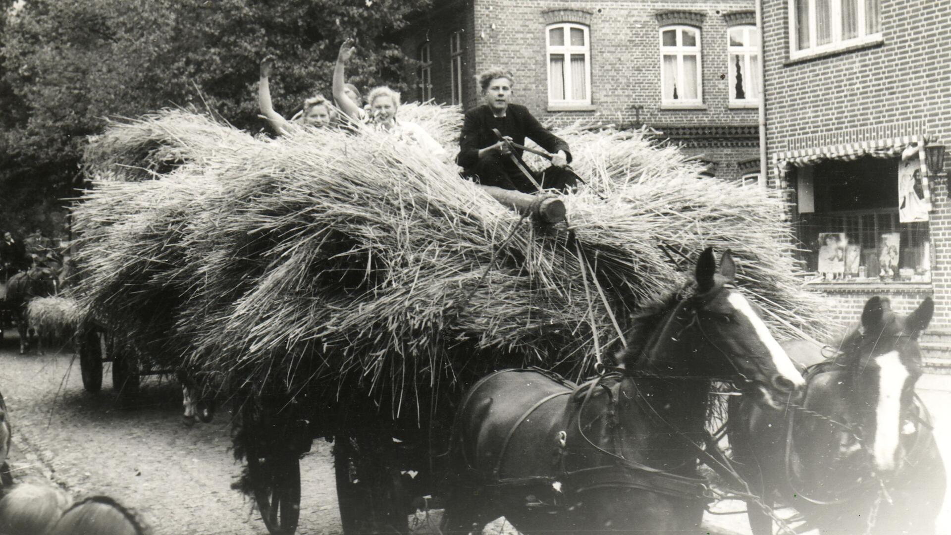 Das Foto zeigt einen Garbenwagen.  