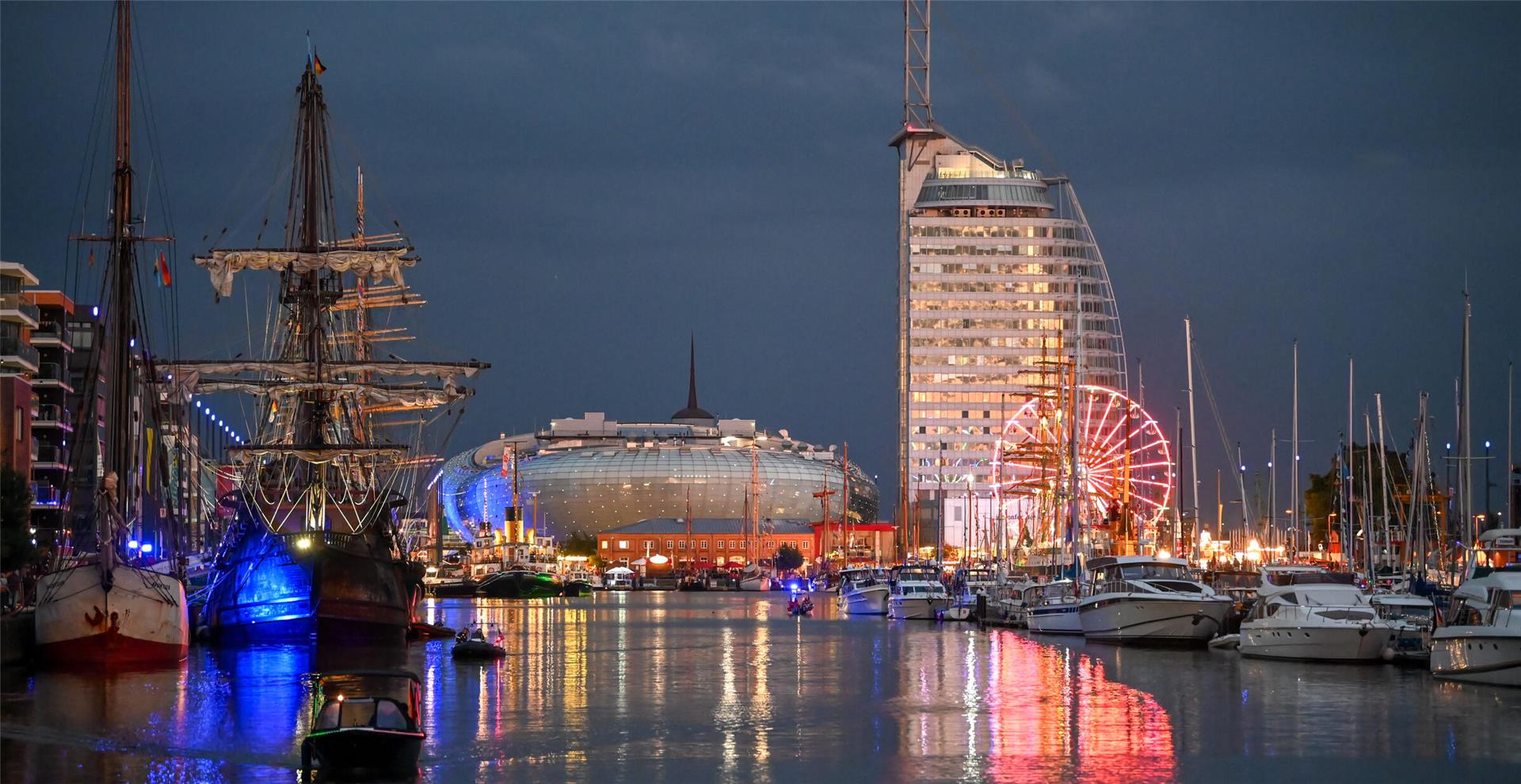 Ein Hingucker: Abends war das Gelände am Neuen Hafen eindrucksvoll beleuchtet.