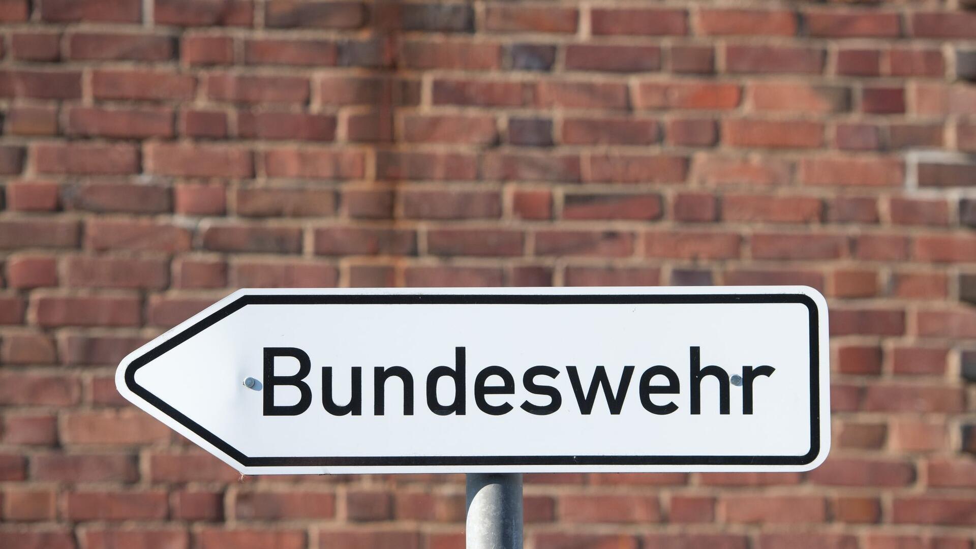 Ein Hinweisschild mit dem Schriftzug „Bundeswehr“ steht auf dem Gelände einer Bundesliegenschaft.