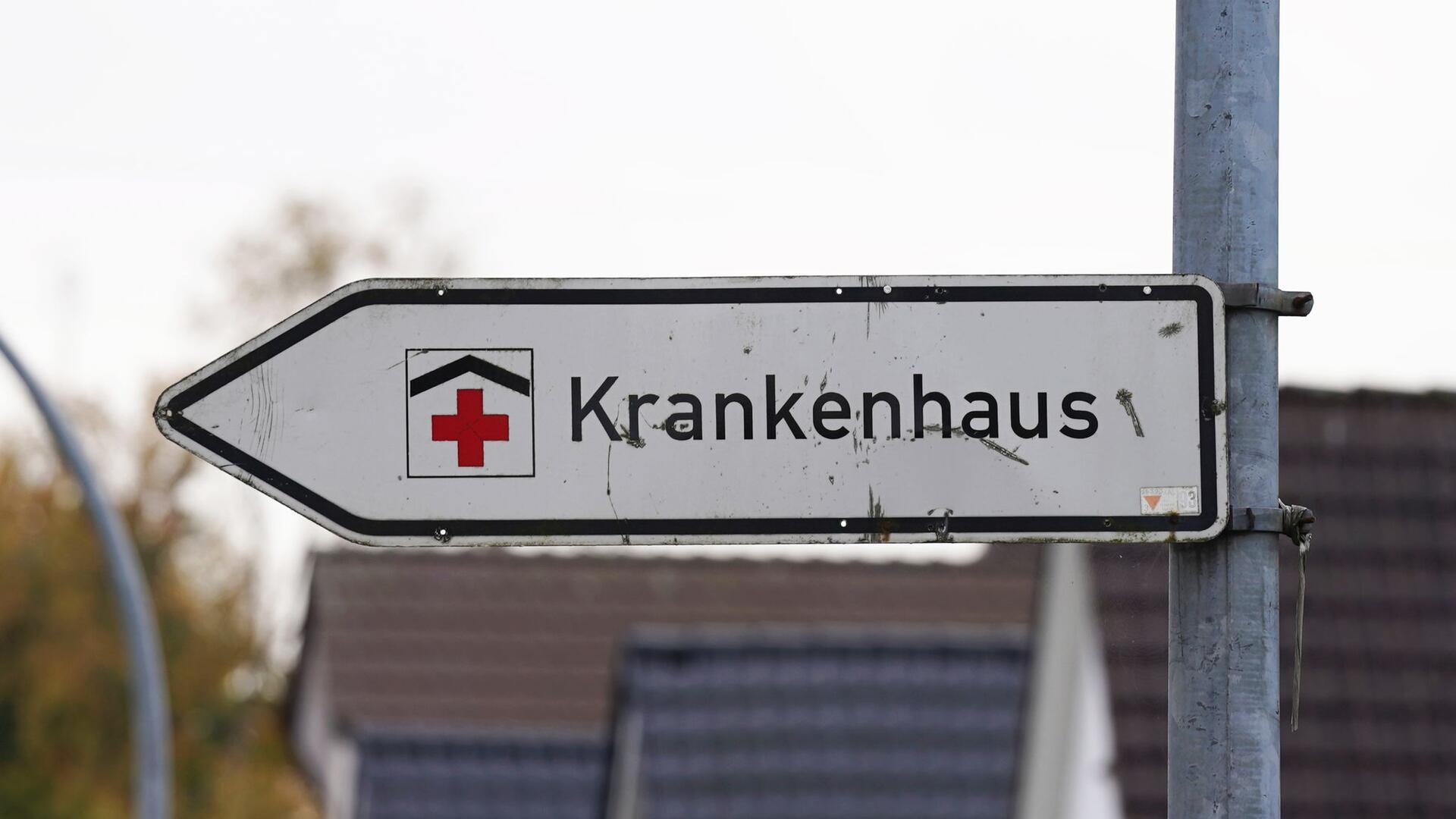 Ein Hinweisschild mit der Aufschrift „Krankenhaus“ weist den Weg zur Klinik.