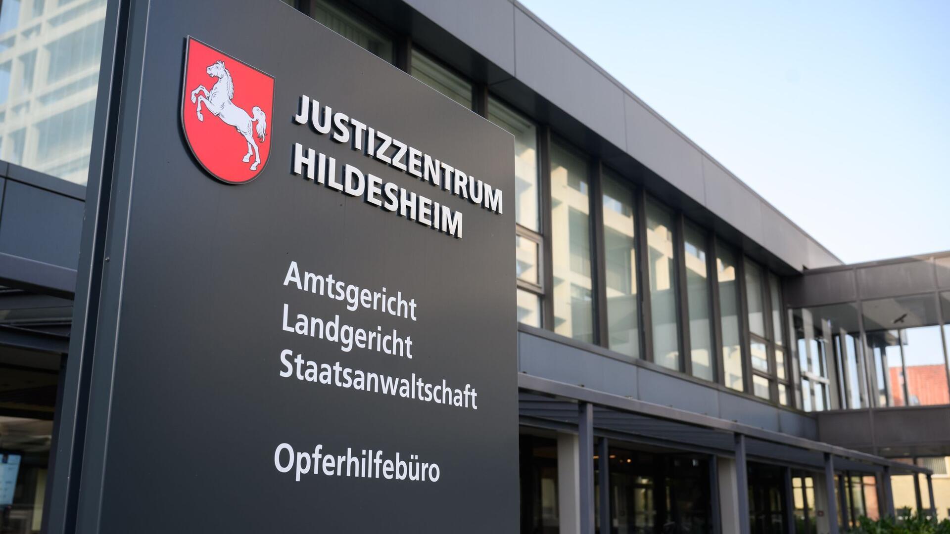 Ein Hinweisschild steht vor dem Justizzentrum Hildesheim.