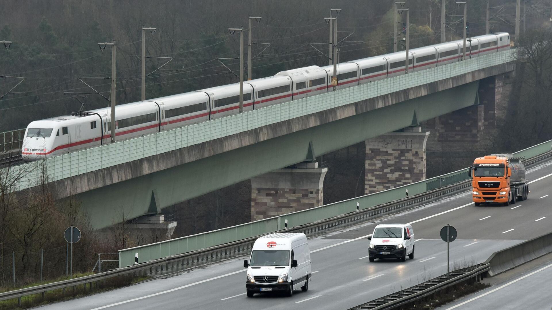 Ein ICE fährt über die Werratalbrücke, rechts die A7 Kassel - Hannover.