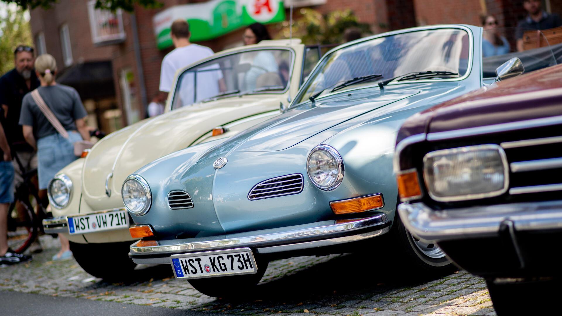 Autos stehen aneinandergereiht auf der Straße. 