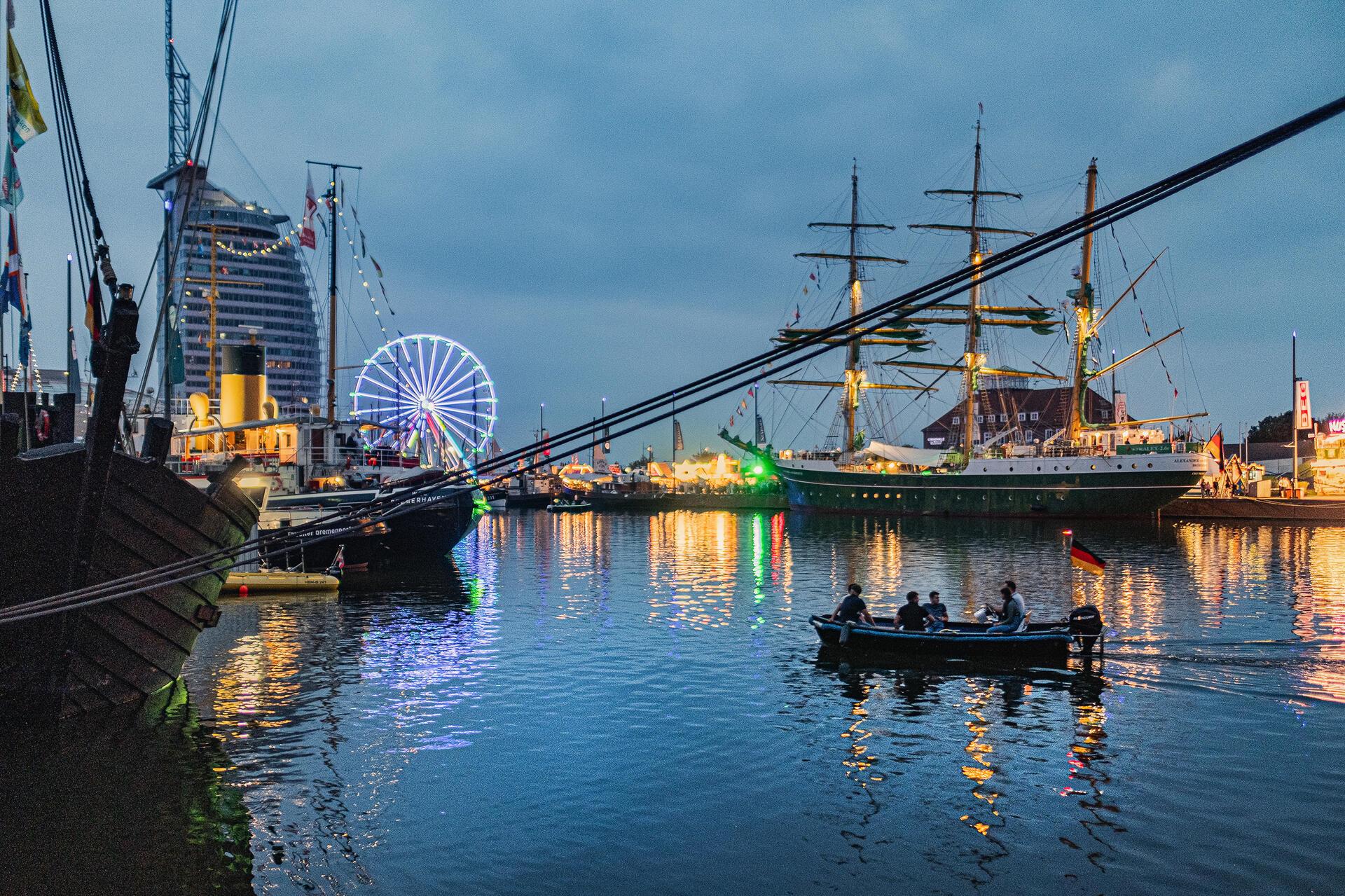 Schiffe im Hafen am Abend. 