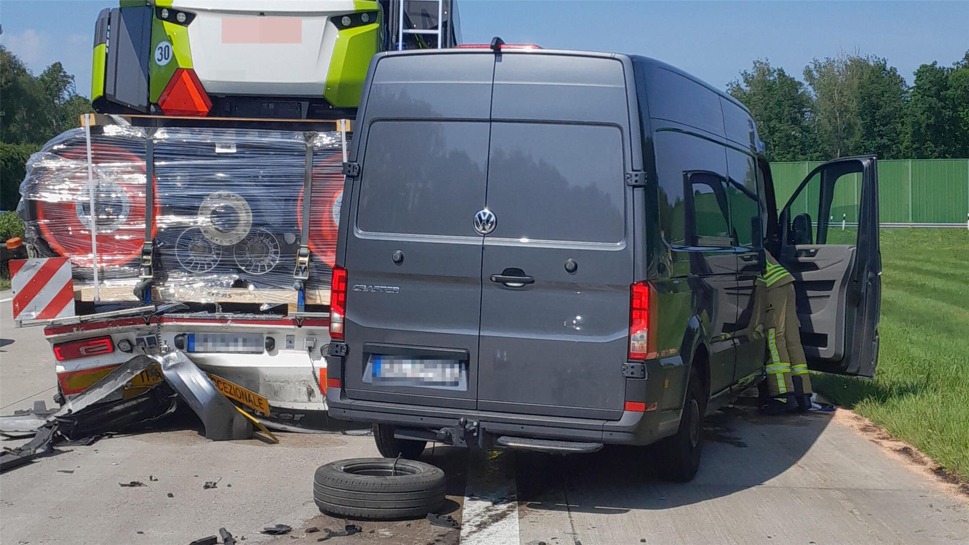 Ein Lkw und ein Kleintransporter waren auf der A27 zusammengestoßen.