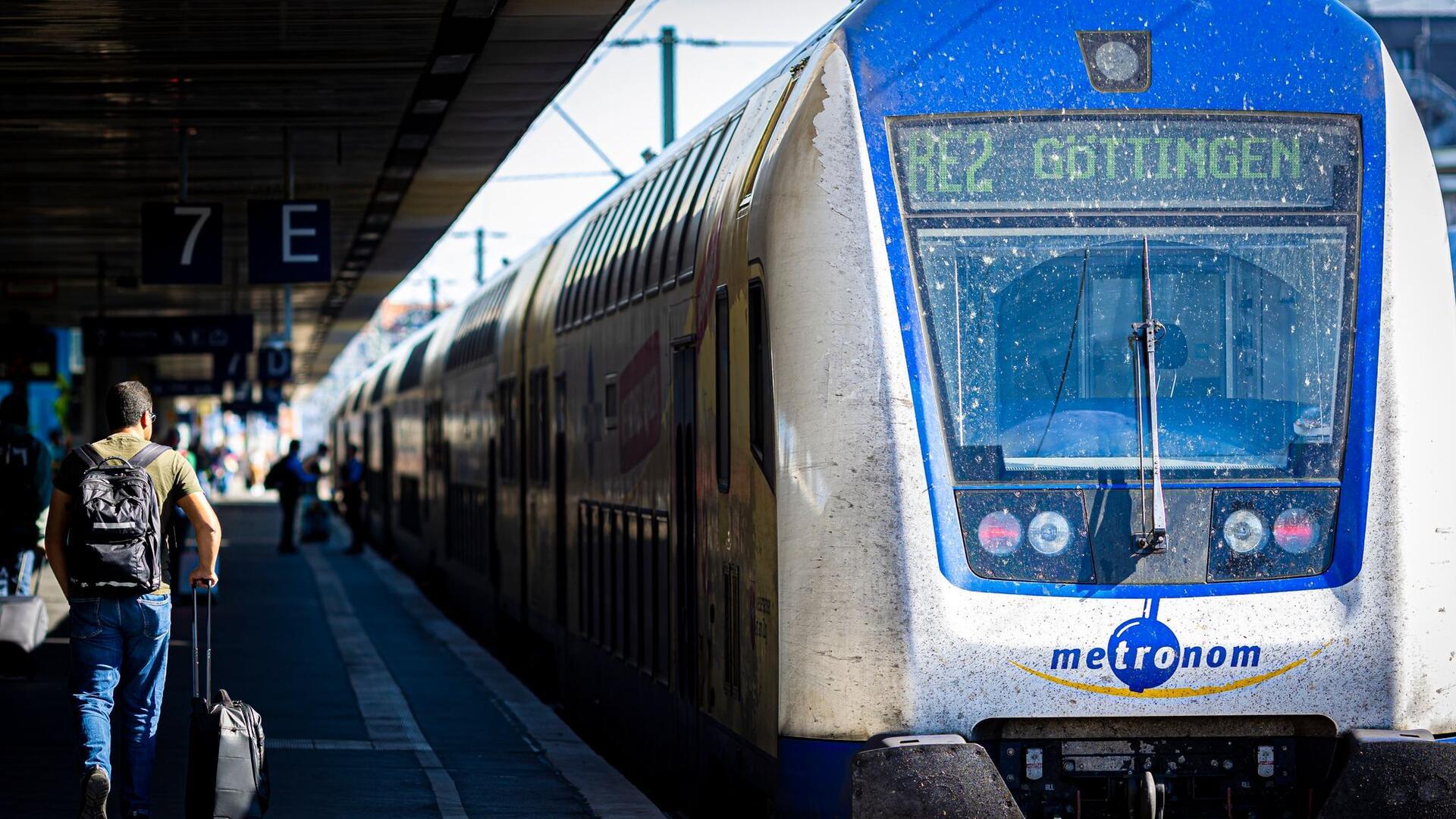 Ein Metronom mit Fahrtziel Göttingen steht im Hauptbahnhof Hannover.