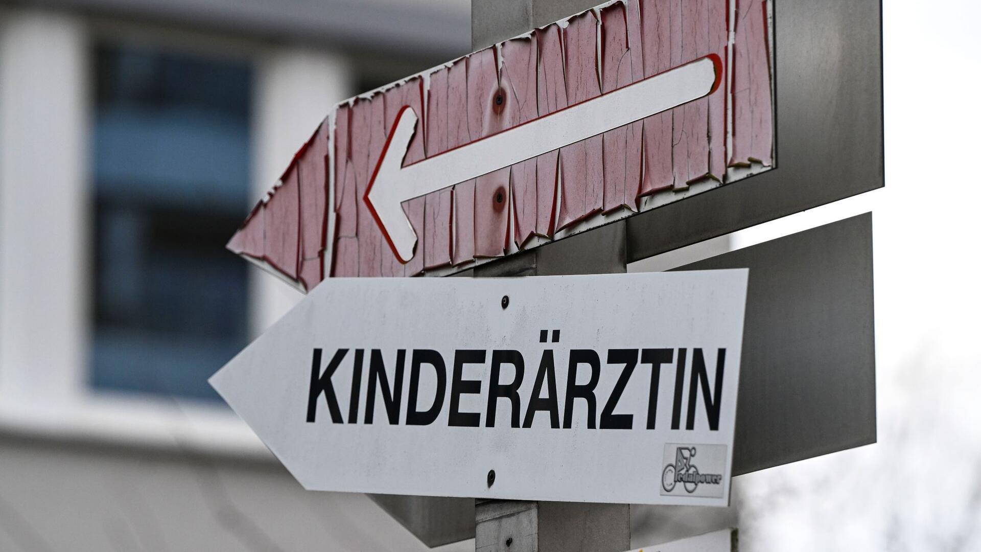 Ein Pfeil weist den Weg zu einer Kinderärztin.