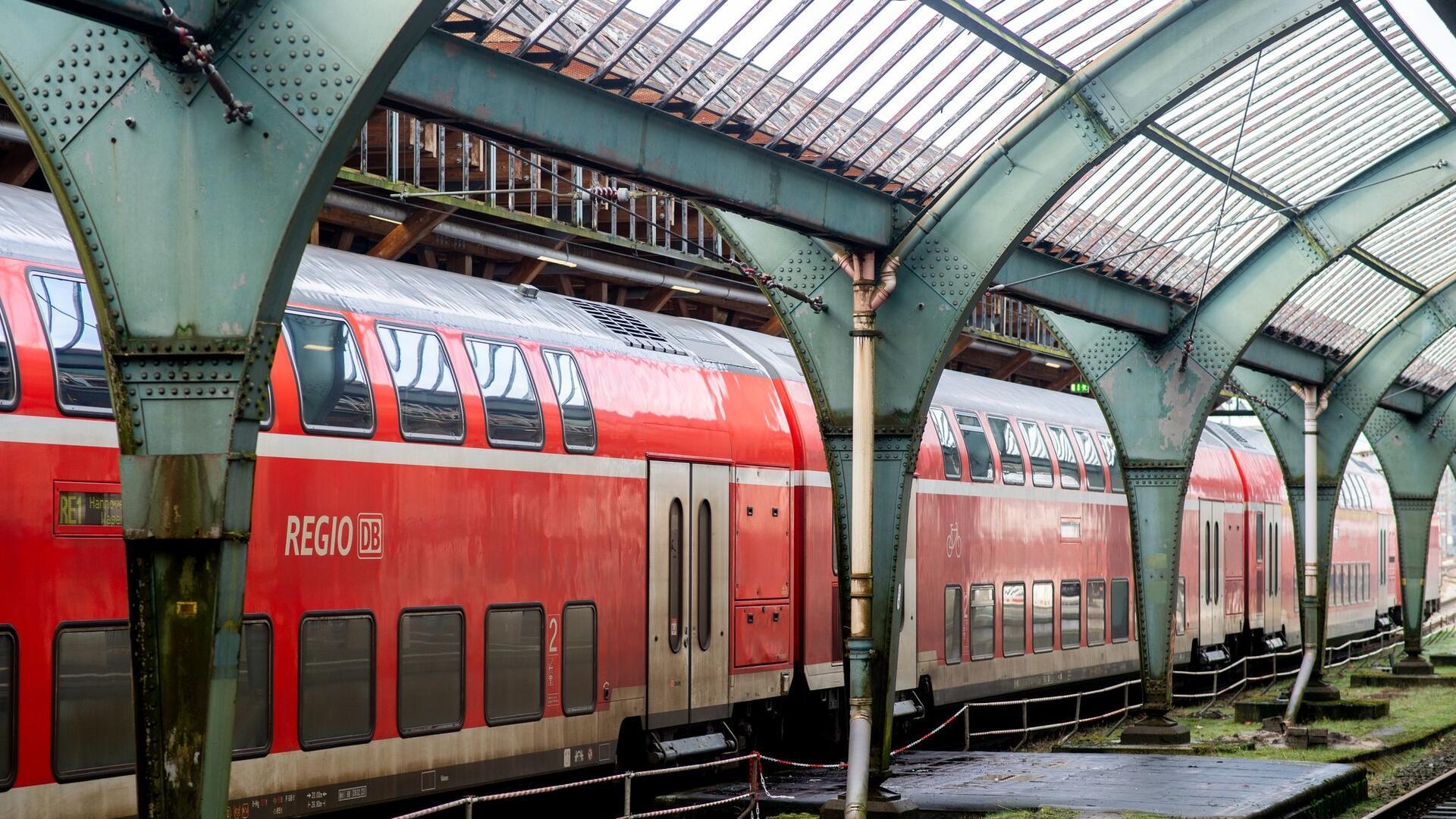 Ein Regional-Express der Deutschen Bahn steht an einem Bahnsteig in der historischen Gleishalle.