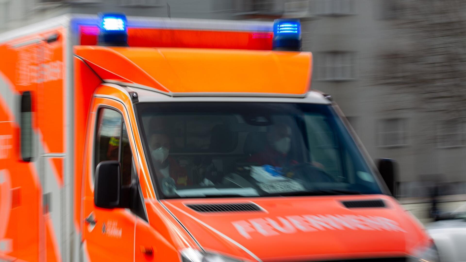 Ein Rettungswagen der Feuerwehr fährt auf einer Straße.