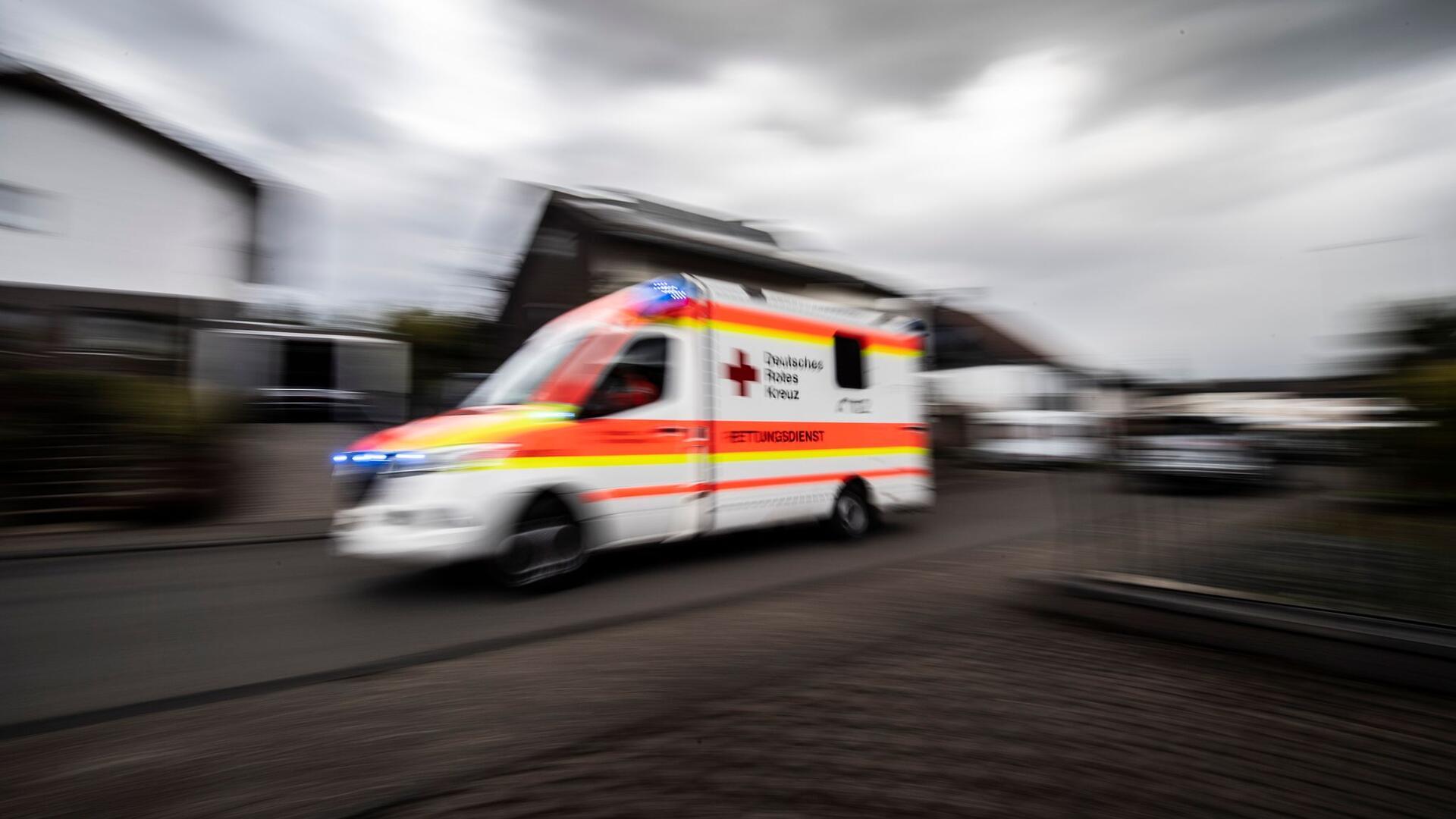 Ein Rettungswagen fährt über die Straße.