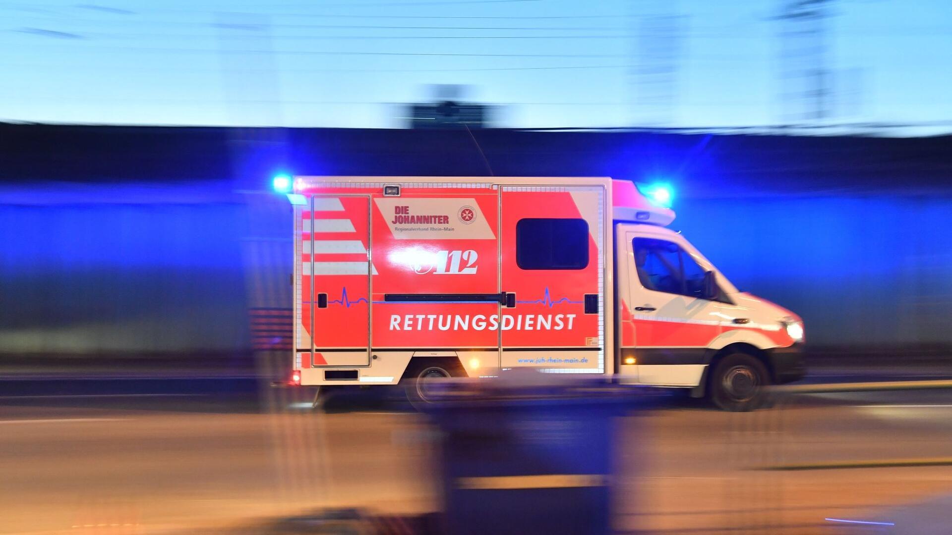 Ein Rettungswagen ist mit Blaulicht im Einsatz.