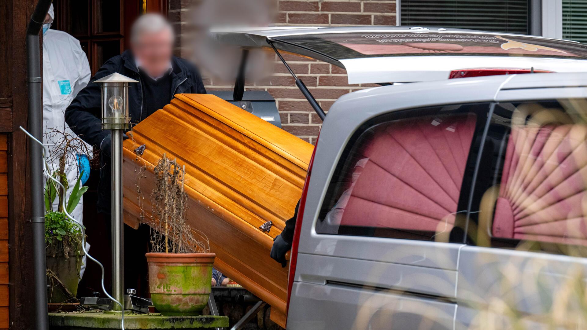 Ein Sarg wird aus einem Einfamilienhaus in der Gemeinde Scheeßel getragen.