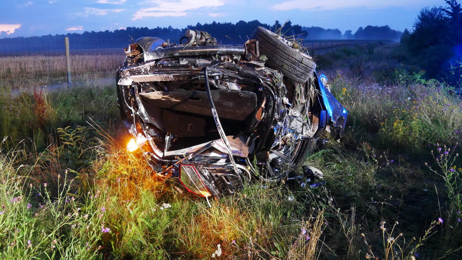 Ein Sattelzug prallte auf dem Pannenstreifen gegen dieses Auto und schleuderte es rund 30 Meter weiter.