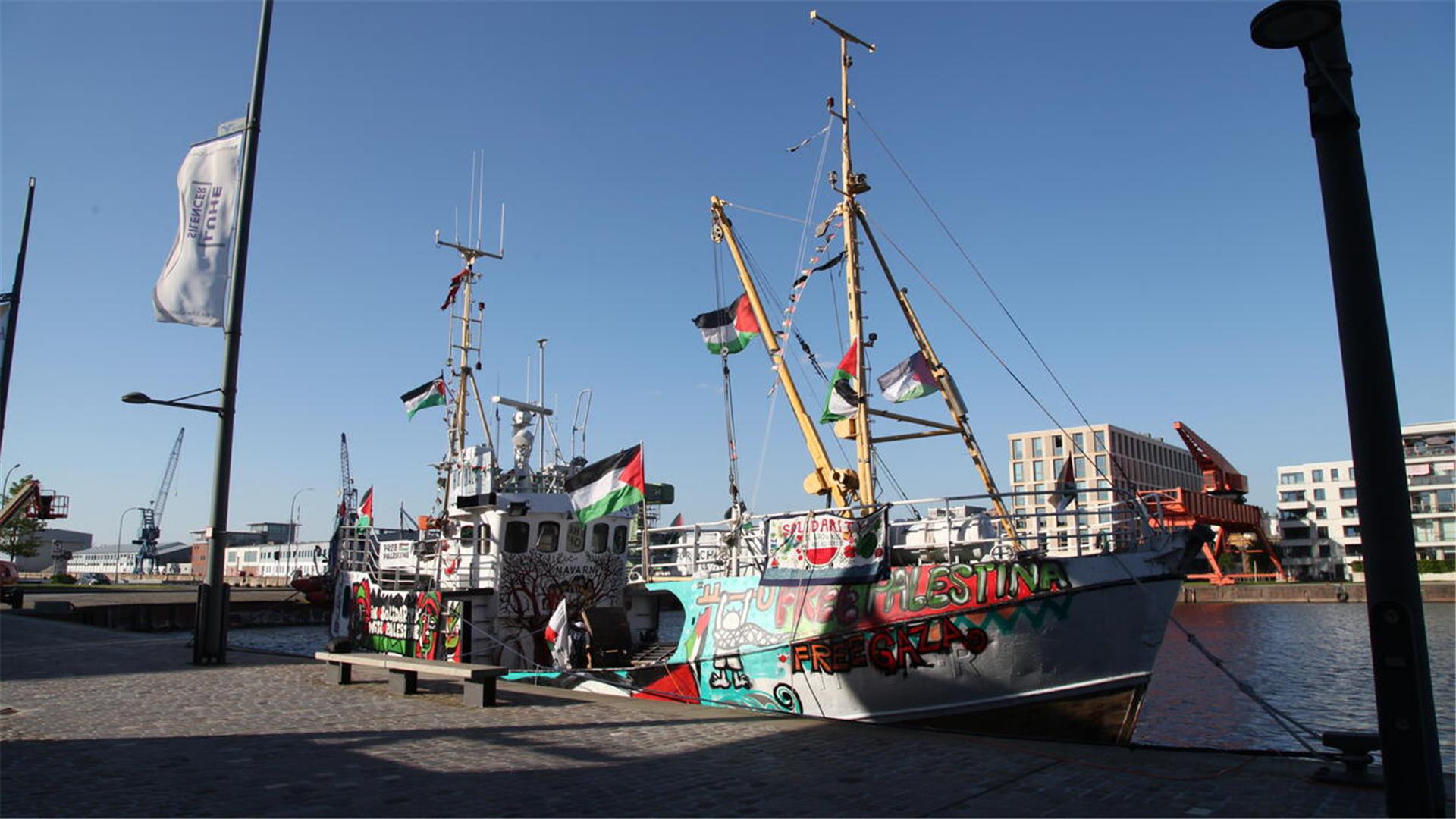 Ein Schiff mit unzähligen Palästina-Flaggen hat in Bremerhaven festgemacht.  