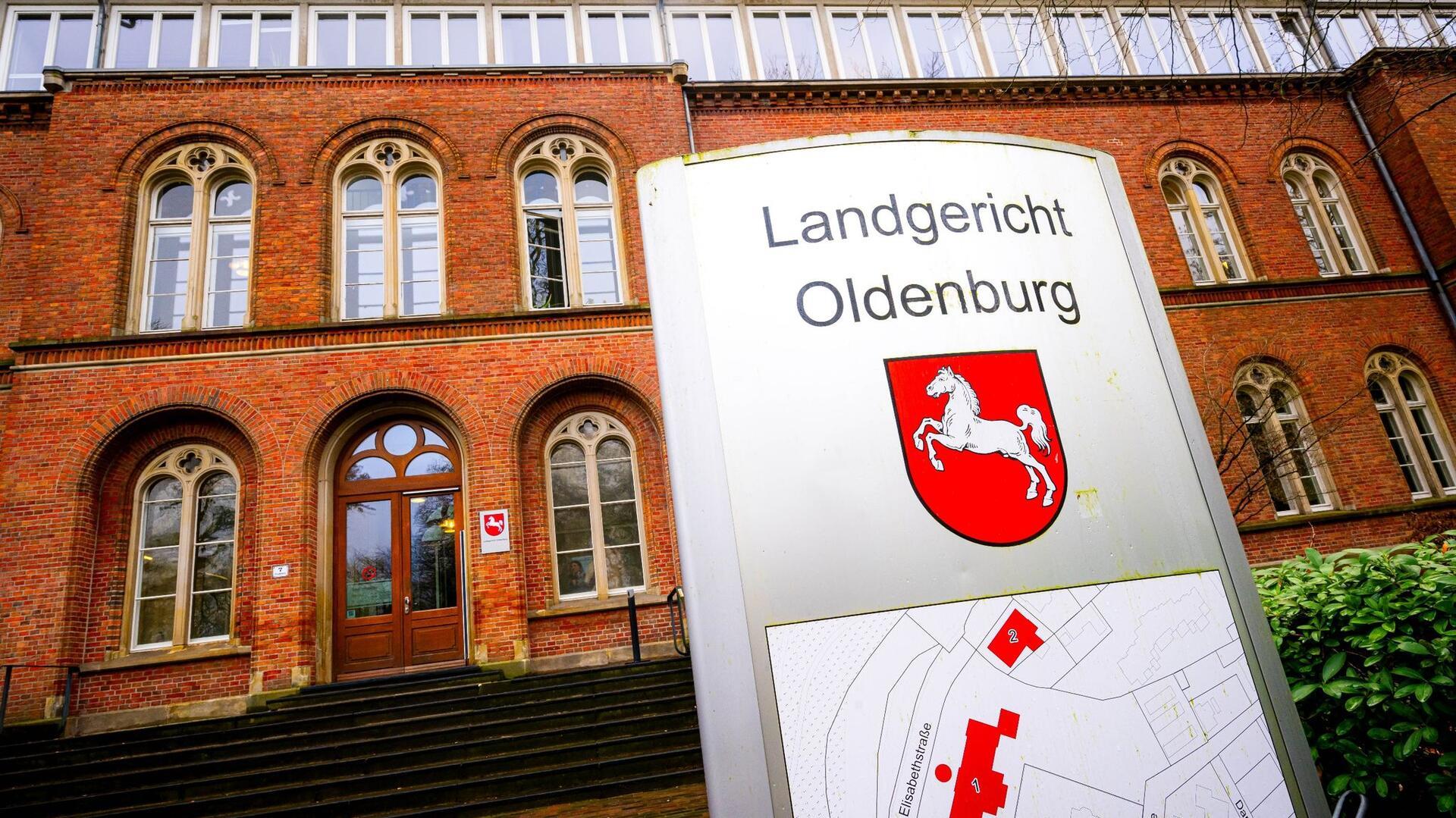 Ein Schild mit der Aufschrift „Landgericht Oldenburg“ steht vor dem Gerichtsgebäude. Die Staatsanwaltschaft wirft einem 64-Jährigen ehemaligen Manager des Möbelkonzerns Steinhoff Steuerhinterziehung in Millionenhöhe vor.