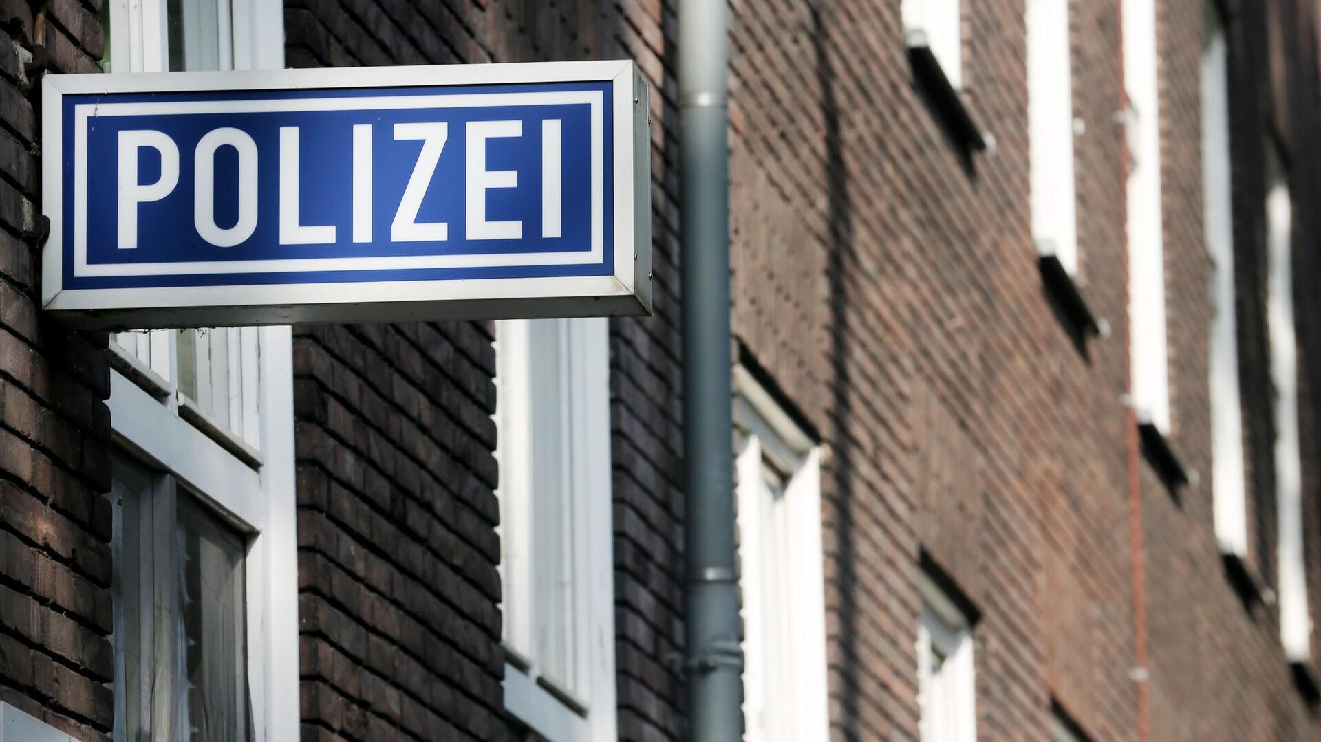 Ein Schild mit der Aufschrift „Polizei“ hängt an einem Polizeipräsidium.