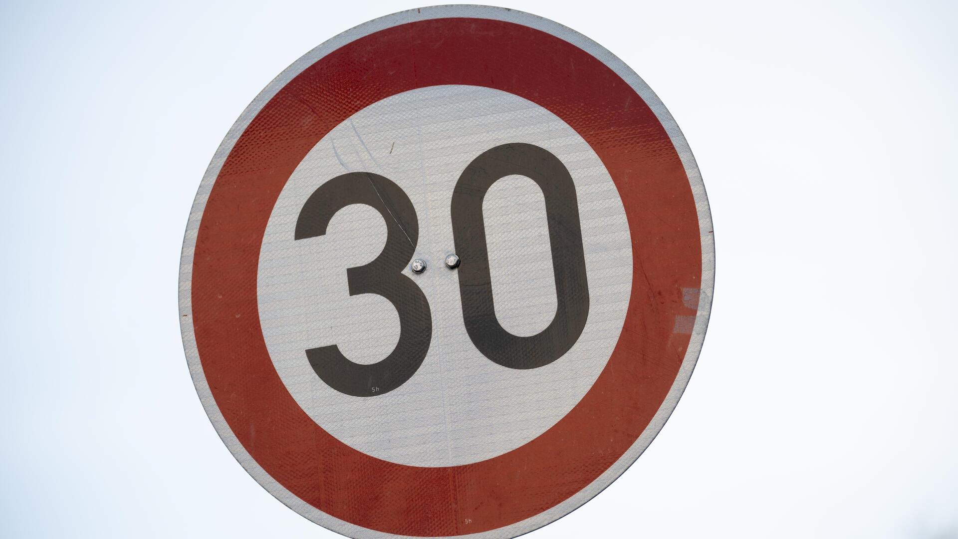 Ein Schild weist auf Tempo 30 hin. Einen Antrag auf Geschwindigkeitsbegrenzung stellte der Rat der Gemeinde Kirchtimke jetzt für die Hemeler Straße in Ostertimke.