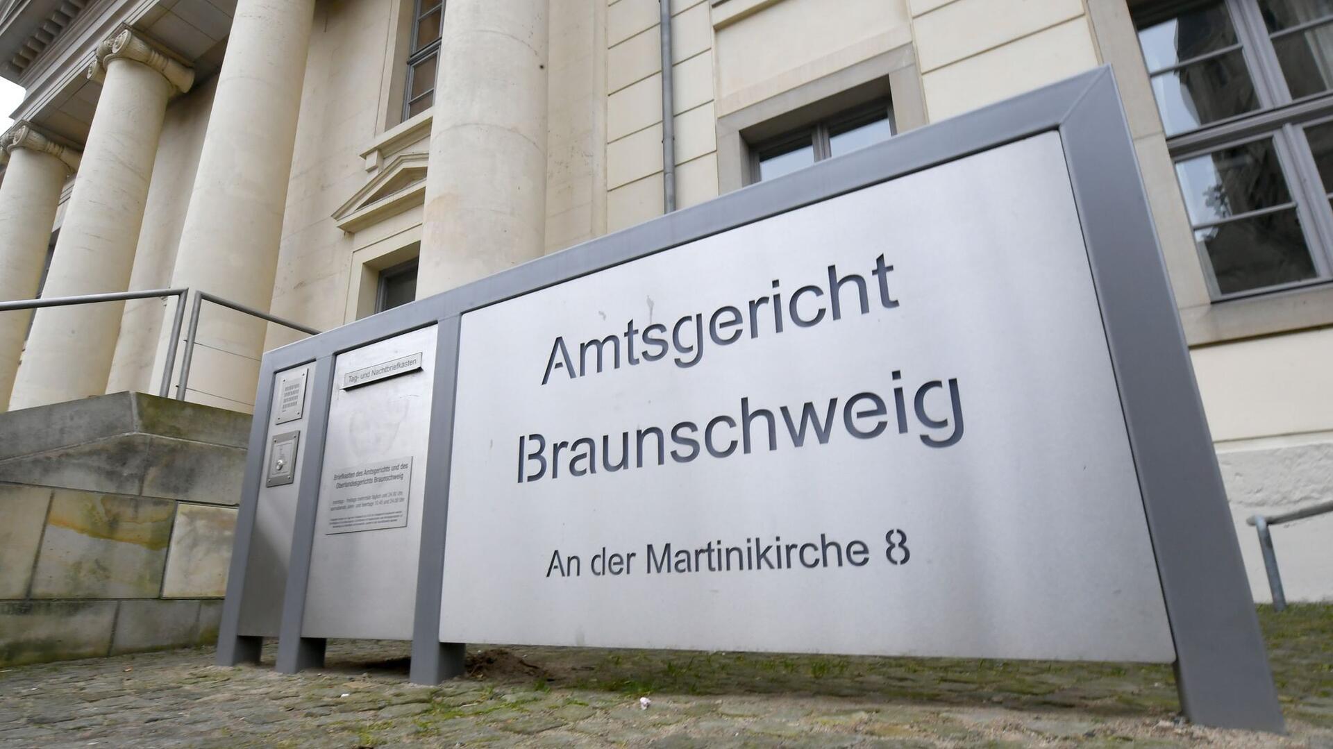 Ein Schild weist auf das Amtsgericht Braunschweig in der Innenstadt hin.