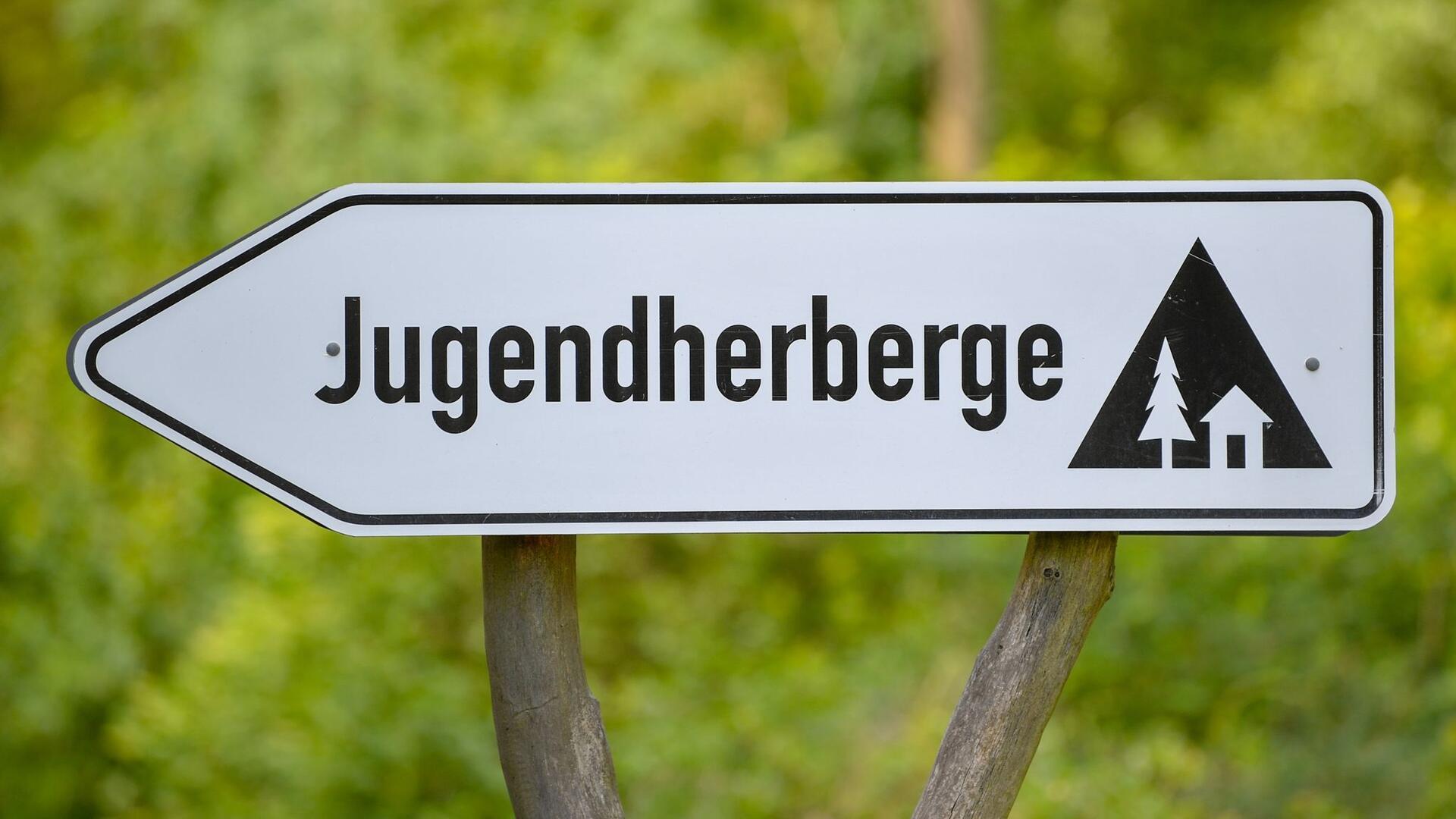 Ein Schild weist auf eine Jugendherberge hin.