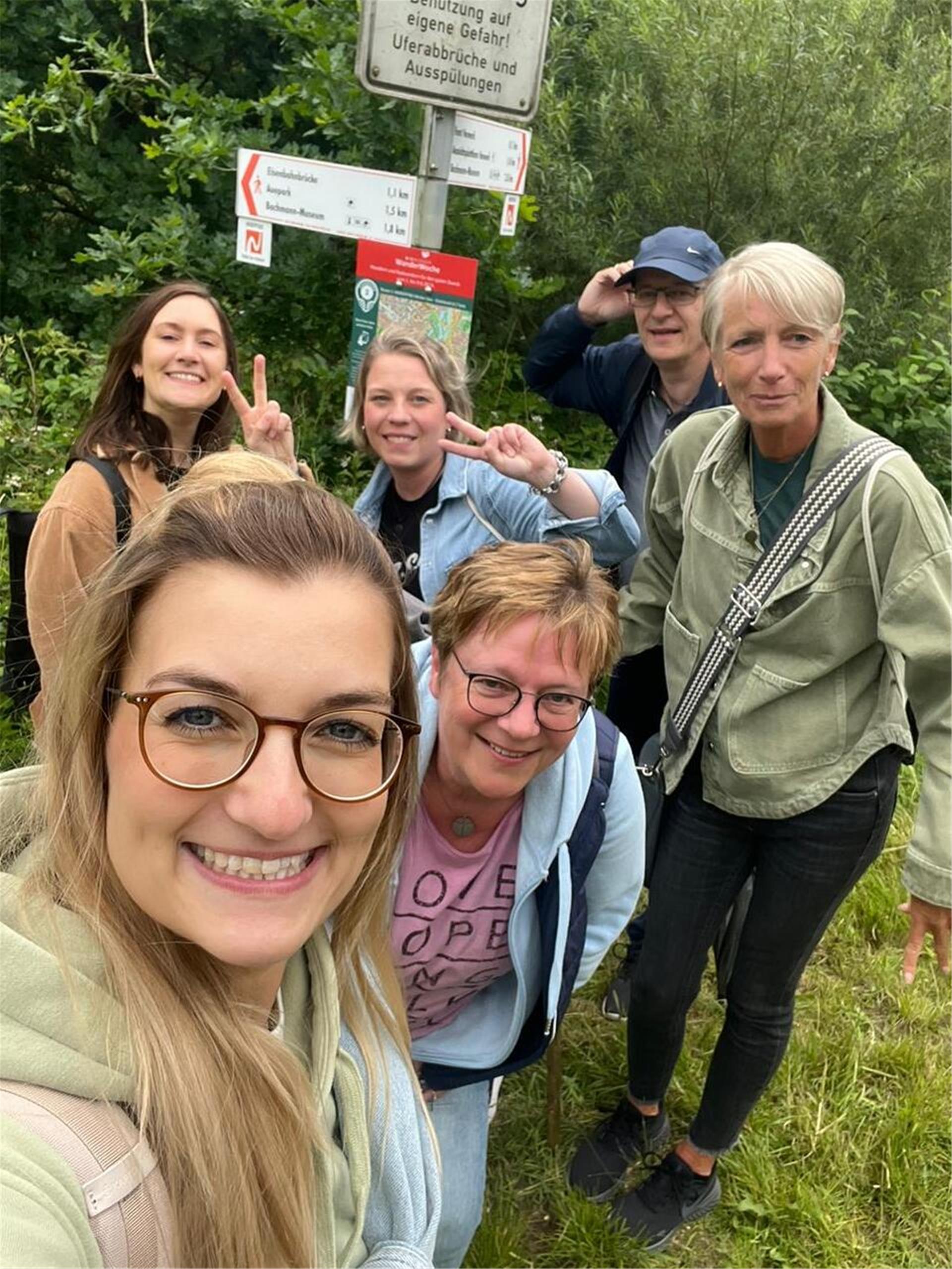 Teilnehmer der Wanderwoche lächeln in die Kamera. 