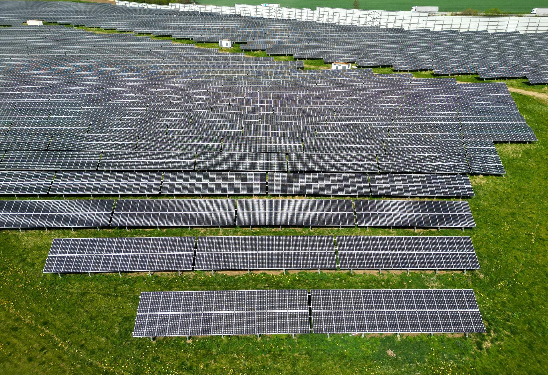 Ein Solarpark steht auf einem Feld.