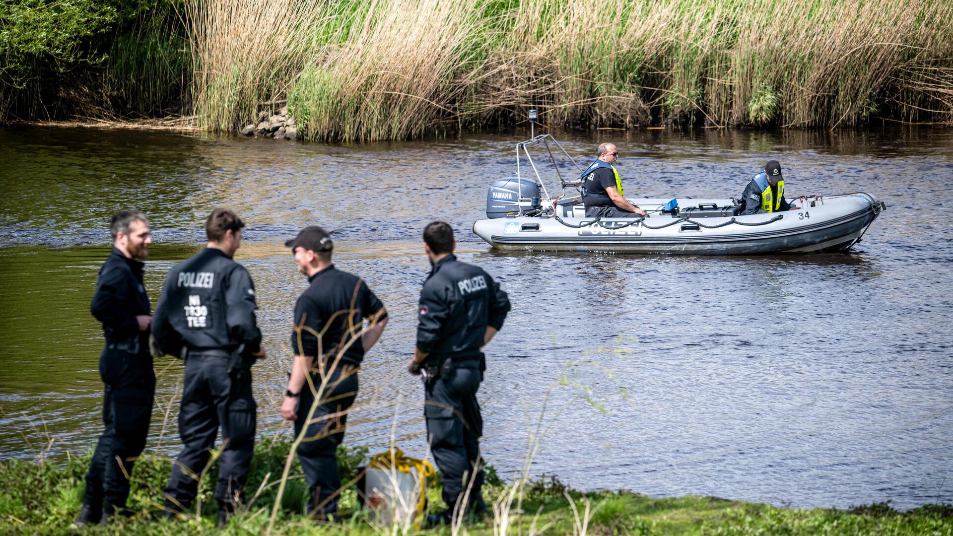 Ein Sonarboot der Polizei fährt während der Suche nach Arian am 29. April auf der Oste. 