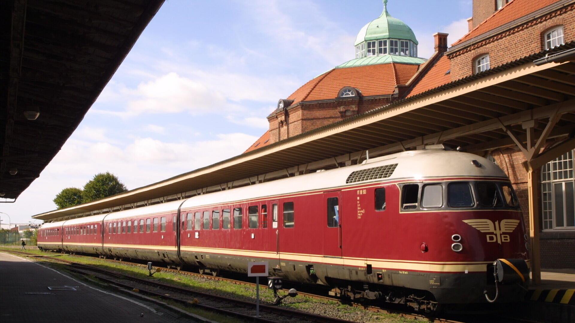 Ein Sonderzug in Cuxhaven: Der weinrote „VT08“ mit dem Schriftzug „Fußball-Weltmeister 1954“ auf der Seite, 2001 am Steubenhöft. Kreuzfahrtgäste der „Deutschland“ wurden mit dem Zug befördert und Sonderfahrten ab Cuxhaven angeboten.