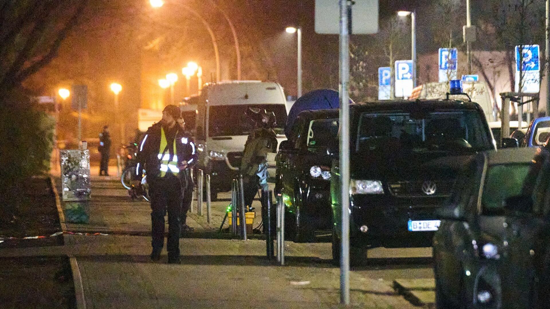 Ein Spezialanhänger mit einer speziellen Sicherheitstruhe (blauer, runder Deckel), steht in der Sebastianstraße.