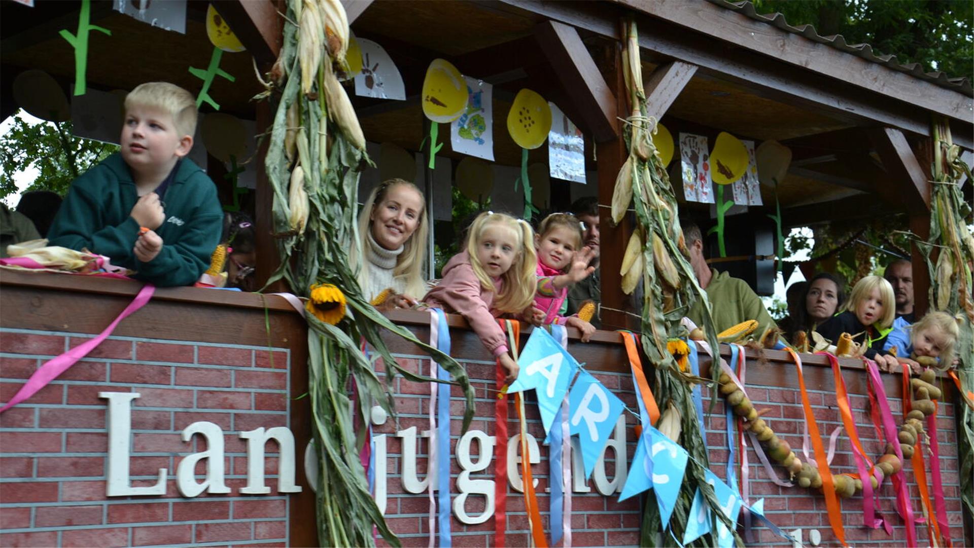 Ein Teil der Landjugend Heeslingen ist ebenfalls mit einem rollenden Haus auf Tour. Eltern wie Kindern gefällt's.