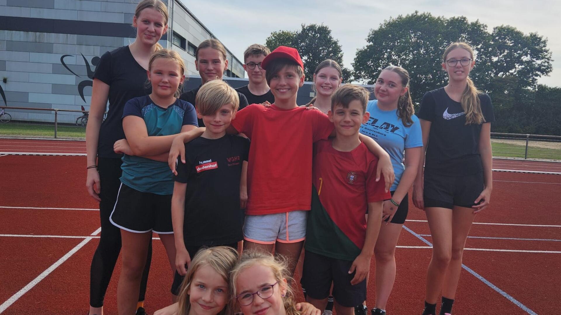 Ein Teil der großen Gnarrenburger Leichtathletiktruppe: Freya Wellbrock, Ella Marie Wellbrock; dahinter stehend: Lu Bollmeyer, Meliena Ellssel und Adrian Rechten; hintere Reihe: Mia Bunger, Lotta Wellbrock, Nayla Wellbrock, Leon Krause, Faye Bollmeyer, Sophia Offel und Henrike van Rahden.