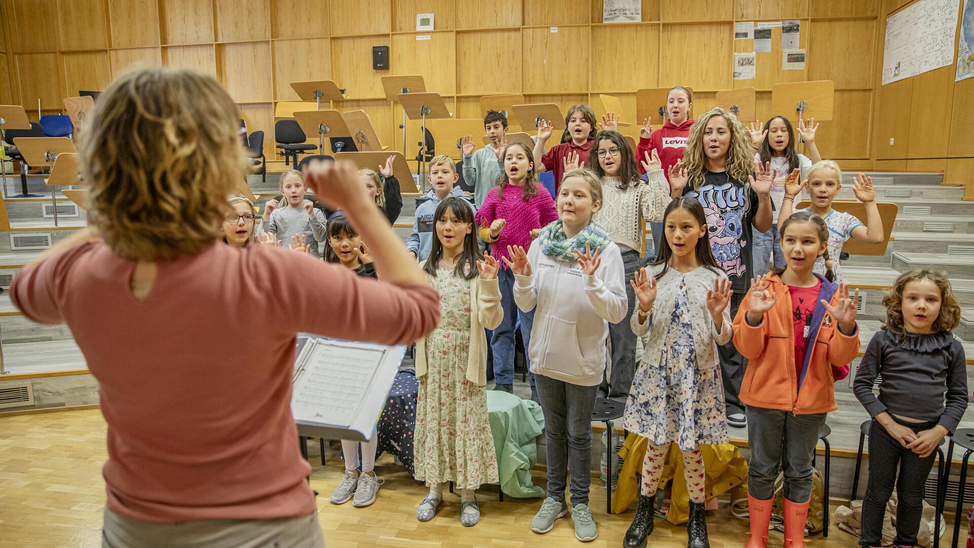 Ein Teil des Kinder- und Jugendchores des Stadttheaters und der Katholischen Kirche probt gerade mit Stimmbildnerin Katharina Diegritz - die hauptberuflich als Profi-Sängerin Ensemblemitglied des großen Chores des Stadttheaters Bremerhaven ist - ein flottes Lied ein. Bewegung gehört immer dazu. 