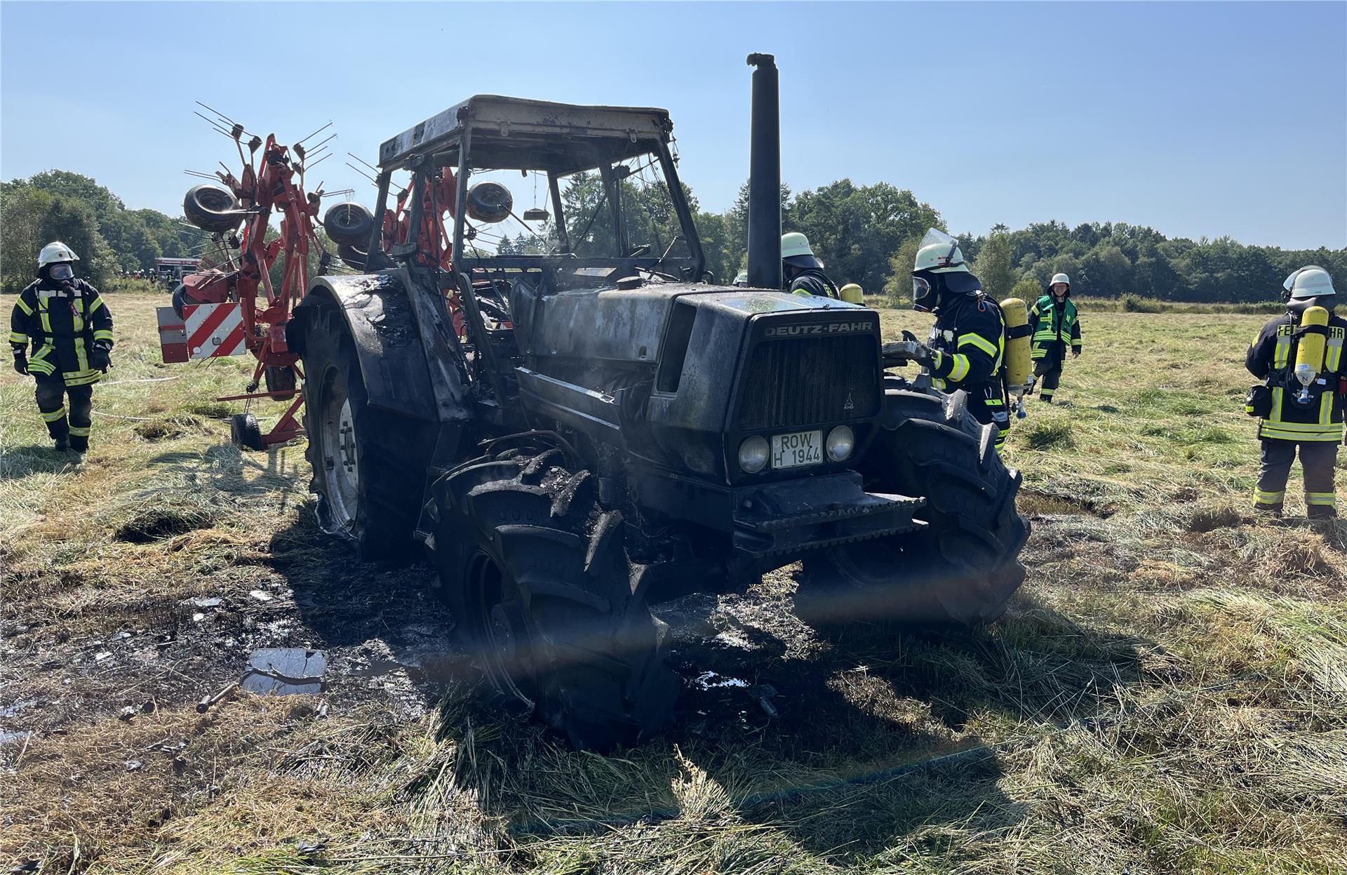 Ein Traktor ist am Dienstag zwischen Fahrendorf und Klenkendorf komplett ausgebrannt.