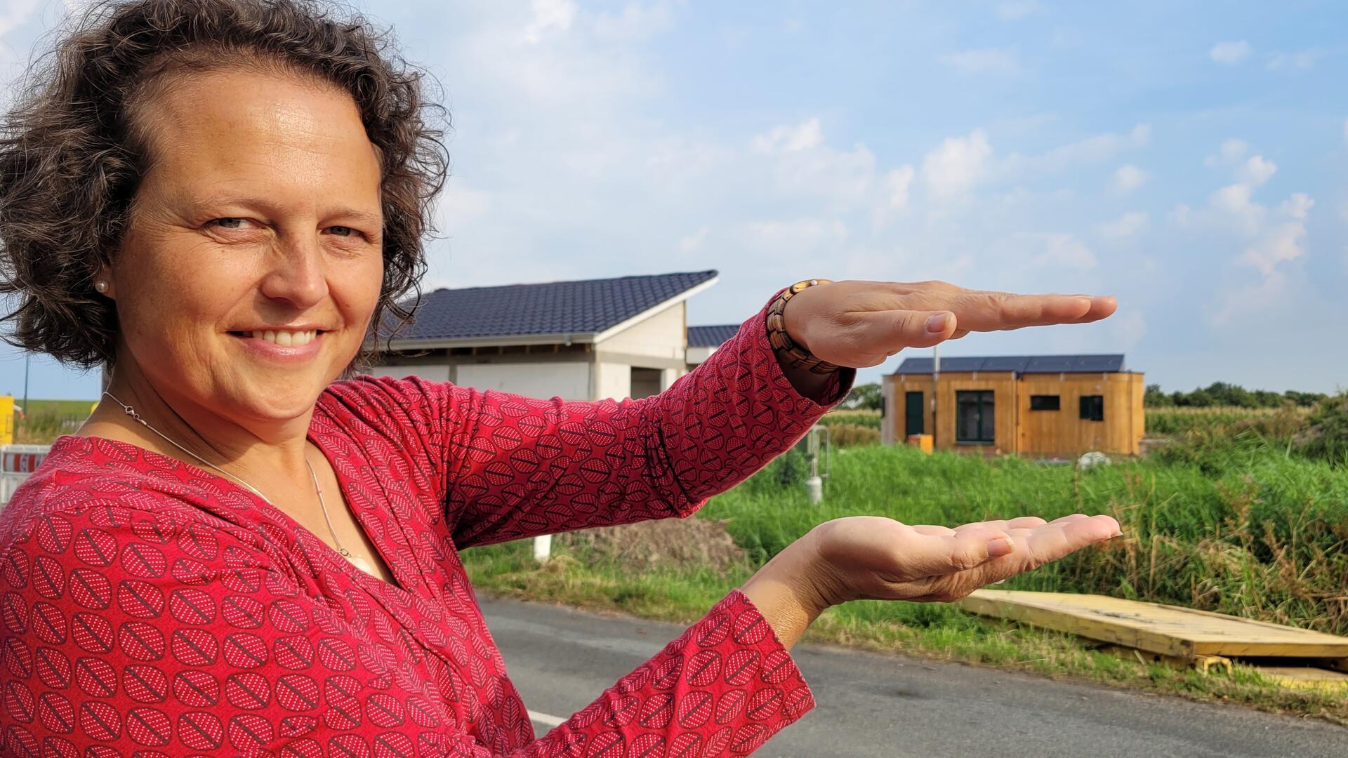 Ein Traum in Klein: Christina Bleier vor ihrer Tiny-Haus-Siedlung in Cappel-Neufeld (Kreis Cuxhaven) und ihrem eigenen Minihaus.