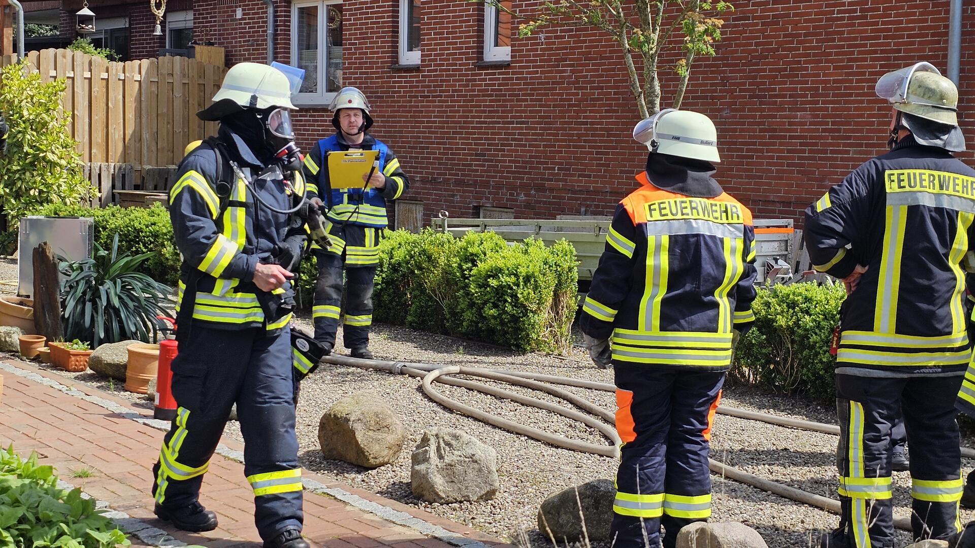 Ein Trupp, ausgerüstet mit einem Kleinlöschgerät und Atemschutz, ging sofort vor und konnte das Feuer in der Spülmaschine zügig unter Kontrolle bringen.