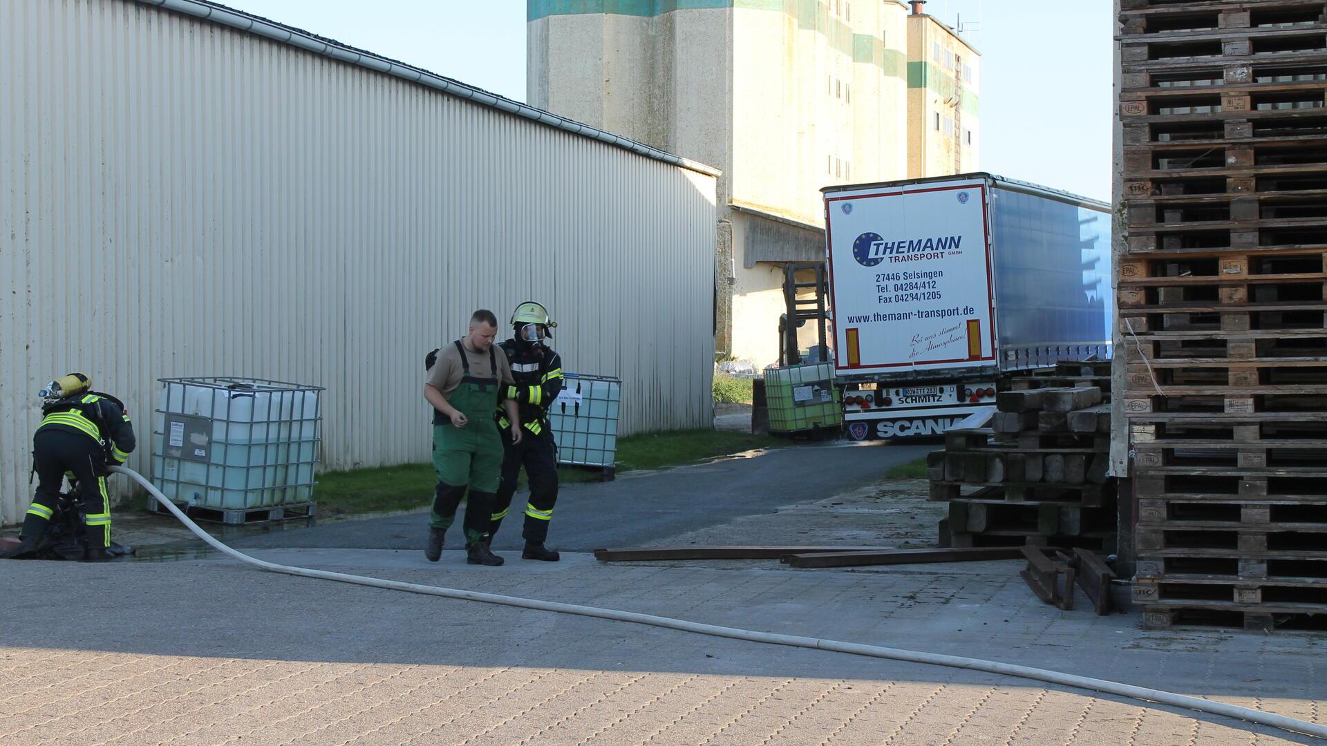 Ein „Verletzter“ wird von der Feuerwehr aus dem Gefahrenbereich gerettet.