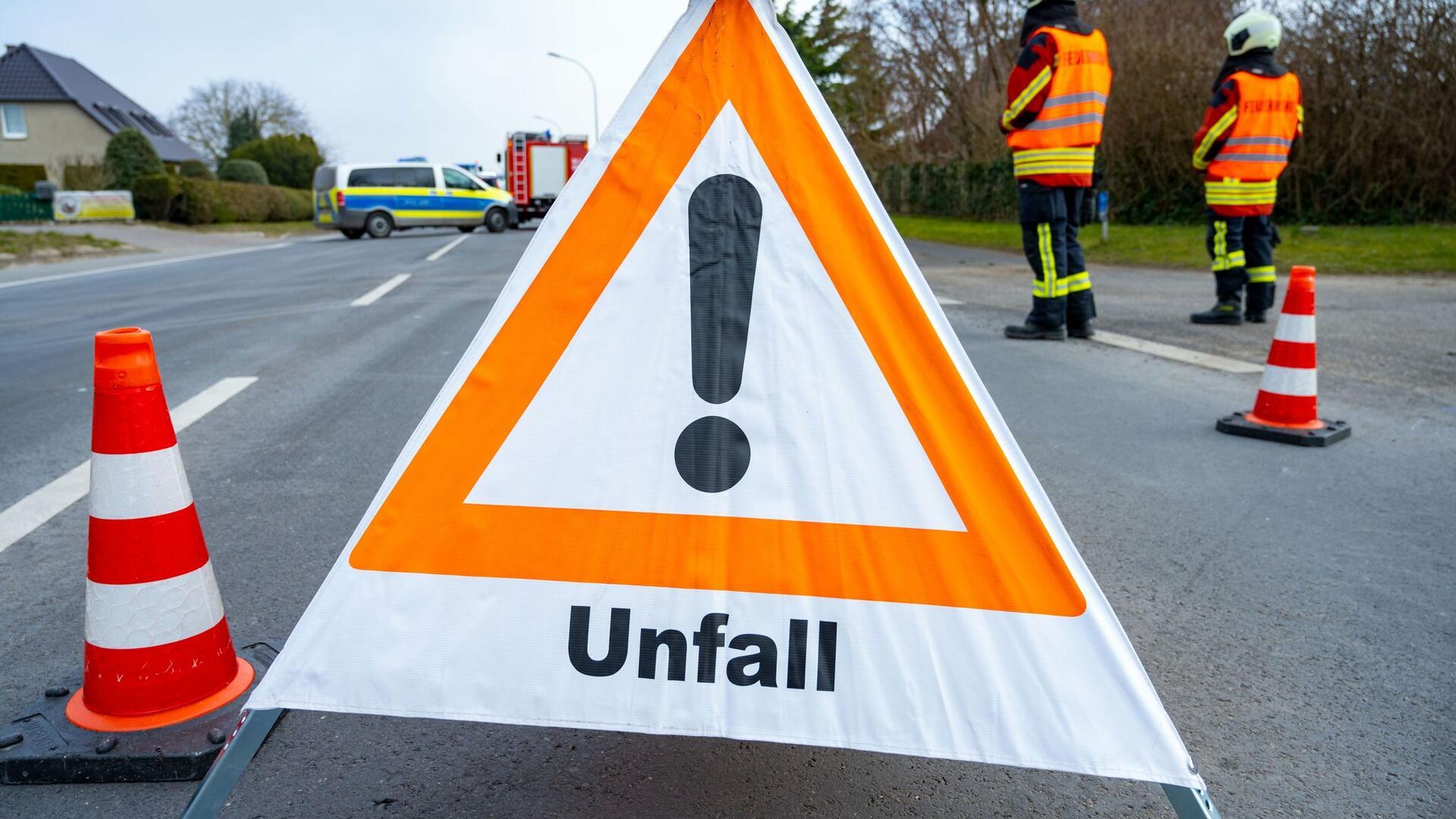 Ein Warndreieck steht in der Nähe einer Unfallstelle.