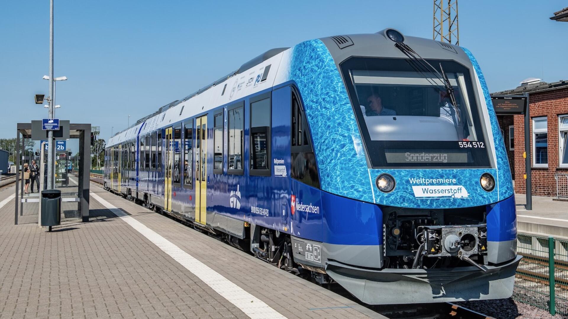 Ein Wasserstoffzug der EVB am Bremervörder Bahnhof.