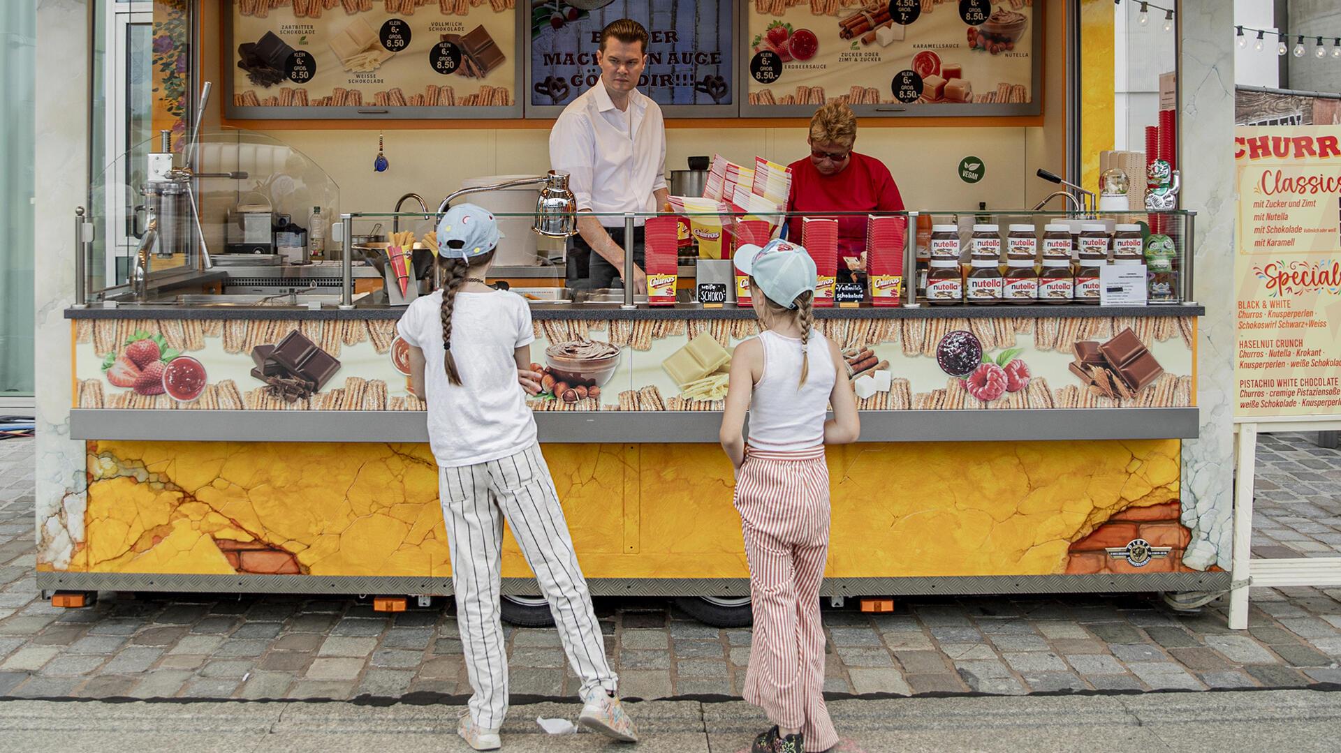 Ein Wegweiser für Eltern über die Maritimen Tage. Churros, wer mag sie nicht. Philipp und Cesine verkaufen das leckere Teiggebäck auch dieses Jahr auf den Maritimen Tagen.