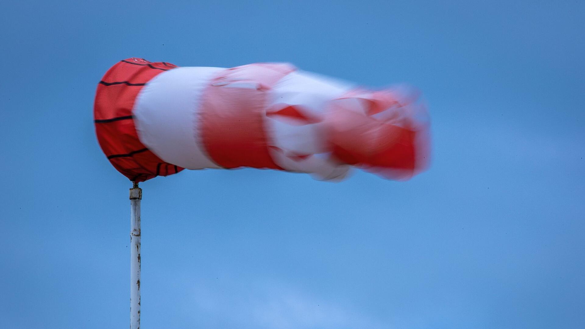 Ein Windsack flattert bei stürmischem Wetter am Flugplatz Wismar-Müggenburg.