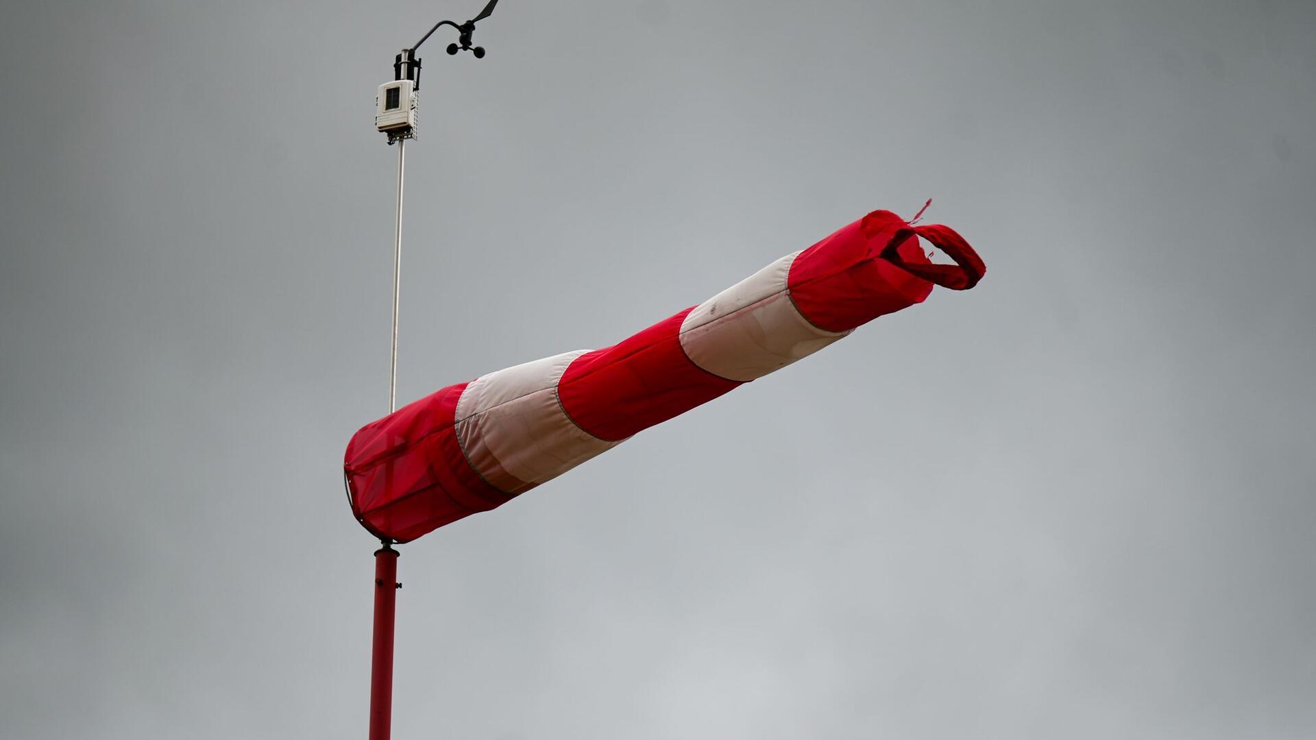 Ein Windsack weht am Segelflugplatz Hornberg auf der Schwäbischen Alb.