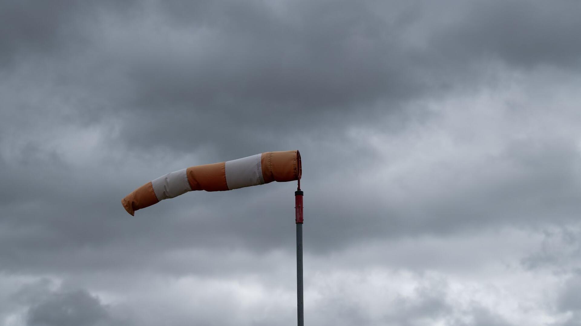 Ein Windsack weht bei stürmischem Wetter im Wind.