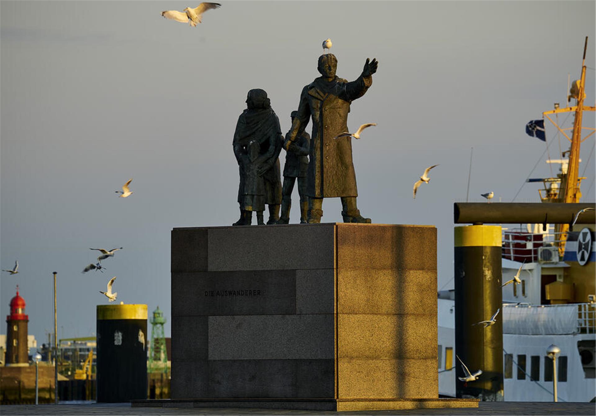 Ein beliebtes Fotomotiv an der Seebäderkaje - und nun das Ziel von Dieben: Unbekannte haben Gedenktafeln von dem Auswanderer-Denkmal gestohlen. Die Polizei ermittelt und hofft auf Zeugenhinweise zur Tat, die sich auf dem Willy-Brandt-Platz ereignet hat.