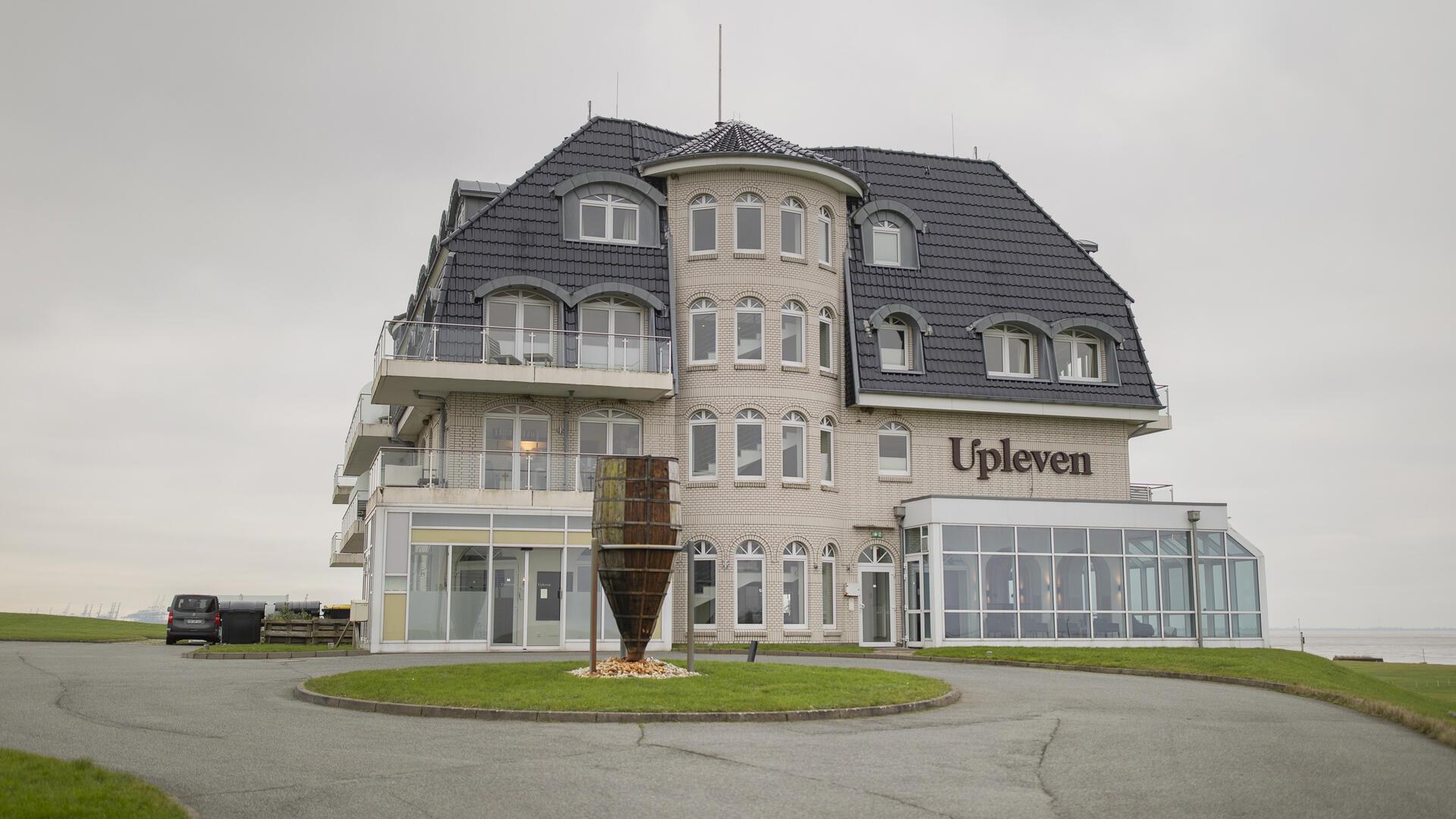 Ein besonderes Hotel an einem besonderen Ort: Das Upstalsboom-Hotel Upleven steht mitten im Nordseedeich in Wremen.